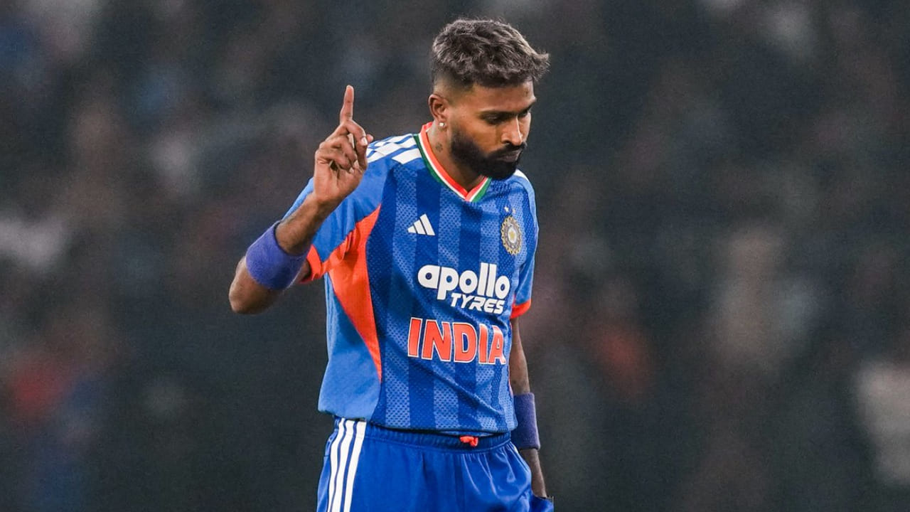 ಈ ಮೂಲಕ ದಕ್ಷಿಣ ಆಫ್ರಿಕಾ ತಂಡ ಪವರ್ಪ್ಲೇನಲ್ಲಿ ತನ್ನ ಪ್ರಮುಖ ಮೂರು ವಿಕೆಟ್ಗಳನ್ನು ಕಳೆದುಕೊಂಡಿತು. ಹೀಗಾಗಿ ತಂಡದ ನಾಯಕ ಐಡೆನ್ ಮಾರ್ಕ್ರಮ್ ಮೇಲೆ ಒತ್ತಡ ಹೆಚ್ಚಾಗಿದೆ. ಇದು ಮಾತ್ರವಲ್ಲದೆ ಪವರ್ಪ್ಲೇ ಮುಗಿದ ಬೆನ್ನಲ್ಲೇ ದಾಳಿಗಿಳಿದ ಹಾರ್ದಿಕ್ ಪಾಂಡ್ಯ ಟ್ರಿಸ್ಟಾನ್ ಸ್ಟಬ್ಸ್ ಅವರನ್ನು ಬಲಿ ಪಡೆದಿದ್ದಾರೆ. ಹೀಗಾಗಿ ಆಫ್ರಿಕಾ ತಂಡ 7 ಓವರ್ಗಳ ಅಂತ್ಯಕ್ಕೆ 30 ರನ್ಗಳನ್ನು ಕಲೆಹಾಕಿದ್ದು, ಪ್ರಮುಖ 4 ವಿಕೆಟ್ಗಳನ್ನು ಕಳೆದುಕೊಂಡಿದೆ.