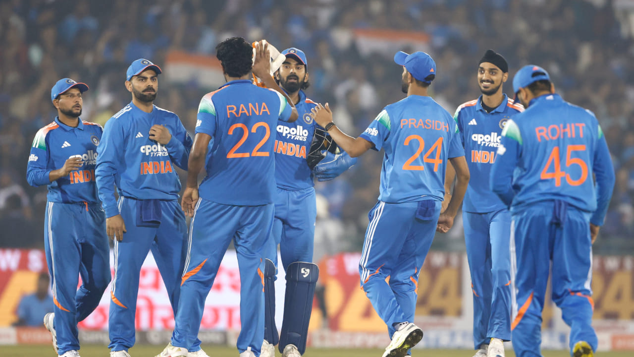 ವಿಶಾಖಪಟ್ಟಣಂ ಮೈದಾನದಲ್ಲಿ ಭಾರತದ ದಾಖಲೆ ಹೇಗಿದೆ ಎಂಬುದನ್ನು ನೋಡುವುದಾದರೆ.. ಈ ಮೈದಾನದಲ್ಲಿ ಭಾರತ ಇದುವರೆಗೆ 10 ಏಕದಿನ ಪಂದ್ಯಗಳನ್ನಾಡಿದೆ. ಇದರಲ್ಲಿ 7 ಪಂದ್ಯಗಳನ್ನು ಗೆದ್ದಿರುವ ಭಾರತ, ಎರಡರಲ್ಲಿ ಮಾತ್ರ ಸೋತಿದೆ. ಉಳಿದಂತೆ ಒಂದು ಪಂದ್ಯ ಡ್ರಾದೊಂದಿಗೆ ಅಂತ್ಯಗೊಂಡಿದೆ. ಅಂದರೆ ಈ ಮೈದಾನದಲ್ಲಿ ಭಾರತ ಮೇಲುಗೈ ಸಾಧಿಸಿದೆ ಎಂಬುದನ್ನು ಅಂಕಿ ಅಂಶಗಳಿಂದ ತಿಳಿಯಬಹುದು.