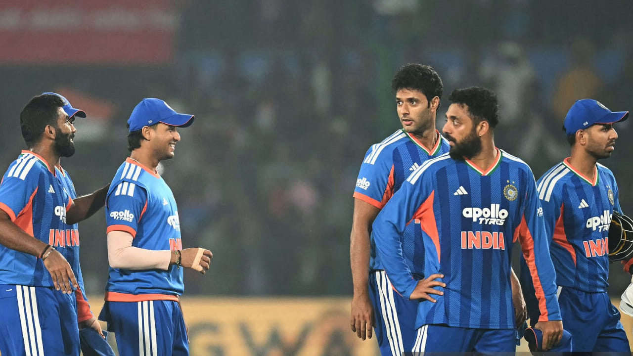 ಅಂದರೆ ಬೃಹತ್ ಮೊತ್ತವನ್ನು ಚೇಸ್ ಮಾಡುವಲ್ಲಿ ಟೀಮ್ ಇಂಡಿಯಾ ಮತ್ತೆ ಮತ್ತೆ ಎಡವುತ್ತಿದೆ. ಇದಕ್ಕೆ ಸಾಕ್ಷಿ ಈ ಅಂಕಿ ಅಂಶಗಳು. ಭಾರತ ತಂಡವು 261 ಮ್ಯಾಚ್ ಗಳಲ್ಲಿ 7 ಬಾರಿ 210 ಕ್ಕಿಂತ ಹೆಚ್ಚು ರನ್ ಬಿಟ್ಟು ಕೊಟ್ಟಿದೆ. ಈ 7 ಮ್ಯಾಚ್ ಗಳಲ್ಲೂ ಟೀಮ್ ಇಂಡಿಯಾ ಸೋತಿದೆ.