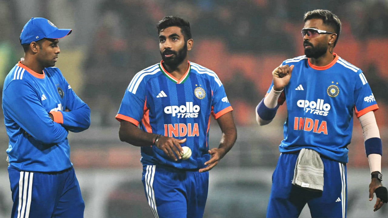 ಭಾರತದ ವಿರುದ್ಧ 210 ಕ್ಕಿಂತ ಅಧಿಕ ಸ್ಕೋರ್ ಗಳಿಸಿದರೆ ಎದುರಾಳಿ ಪಡೆಯ ಗೆಲುವು ಖಚಿತ. ಈ ಒಂದು ಸಿಕ್ರೇಟ್ ಮುಂಬರುವ ಟಿ೨೦ ವಿಶ್ವಕಪ್ನಲ್ಲೂ ಎದುರಾಳಿಗಳು ಅನ್ವಯಿಸುವ ಸಾಧ್ಯತೆಯಿದೆ. ಏಕೆಂದರೆ ಮುಂಬರುವ ಟಿ೨೦ ವಿಶ್ವಕಪ್ ಭಾರತ ಮತ್ತು ಶ್ರೀಲಂಕಾದಲ್ಲಿ ನಡೆಯಲಿದೆ. ಇತ್ತ ಭಾರತದ ಪಿಚ್ ಬ್ಯಾಟಿಂಗ್ಗೆ ಸಹಕಾರಿ. ಹೀಗಾಗಿ ಎದುರಾಳಿ ತಂಡಗಳು ಟೀಮ್ ಇಂಡಿಯಾ ವಿರುದ್ಧ 210 ಕ್ಕಿಂತ ಹೆಚ್ಚಿನ ಮೊತ್ತ ಪೇರಿಸುವ ಧ್ಯೇಯದೊಂದಿಗೆ ಕಣಕ್ಕಿಳಿಯಲಿದೆ.