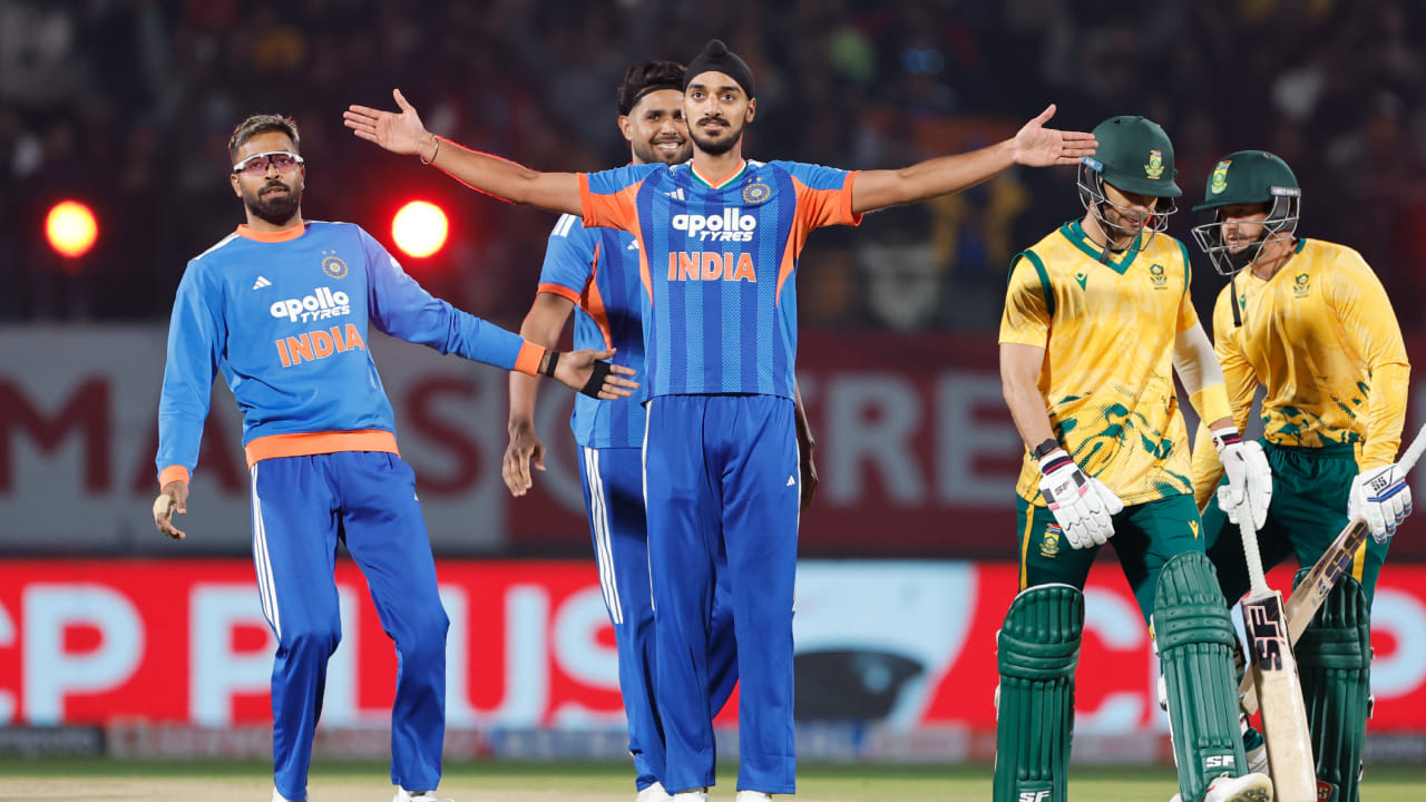 ಎಂದಿನಂತೆ ದಕ್ಷಿಣ ಆಫ್ರಿಕಾ ಪರ ಕ್ವಿಂಟನ್ ಡಿ ಕಾಕ್ ಹಾಗೂ ರೀಜಾ ಹೆಂಡ್ರಿಕ್ಸ್ ಇನ್ನಿಂಗ್ಸ್ ಆರಂಭಿಸಿದರು. ಇತ್ತ ಭಾರತದ ಪರ ವೇಗದ ಬೌಲರ್ ಅರ್ಷದೀಪ್ ಸಿಂಗ್ ಬೌಲಿಂಗ್ ಆರಂಭಿಸಿದರು. ಅರ್ಷದೀಪ್ ಬೌಲ್ ಮಾಡಿದ ಮೊದಲ ಓವರ್ನಲ್ಲೇ ದಕ್ಷಿಣ ಆಫ್ರಿಕಾದ ಆರಂಭಿಕ ರೀಜಾ ಹೆಂಡ್ರಿಕ್ಸ್ ಅವರನ್ನು ಎಲ್ಬಿಡಬ್ಲ್ಯೂ ಮಾಡುವ ಮೂಲಕ ಔಟ್ ಮಾಡಿದರು. ಅಂಪೈರ್ ನಾಟ್ ಔಟ್ ನೀಡಿದರೂ, ಭಾರತ ಯಶಸ್ವಿಯಾಗಿ ರಿವ್ಯೂ ತೆಗೆದುಕೊಂಡಿತು. ಹೆಂಡ್ರಿಕ್ಸ್ ರನ್ ಗಳಿಸದೆ ಔಟಾದರು.