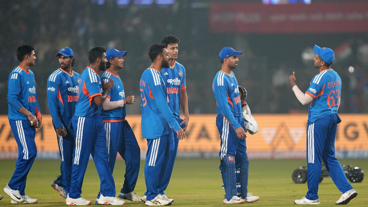 ಭಾರತ ಮತ್ತು ದಕ್ಷಿಣ ಆಫ್ರಿಕಾ ನಡುವಿನ ಐದು ಪಂದ್ಯಗಳ ಟಿ20 ಸರಣಿಯಲ್ಲಿ ನಾಲ್ಕನೇ ಪಂದ್ಯ ಡಿಸೆಂಬರ್ 17 ರಂದು ನಡೆಯಲಿದೆ. ಈಗಾಗಲೇ ಸರಣಿಯಲ್ಲಿ 2-1 ಅಂತರದಿಂದ ಮುನ್ನಡೆ ಪಡೆದುಕೊಂಡಿರುವ ಟೀಂ ಇಂಡಿಯಾ ನಾಲ್ಕನೇ ಪಂದ್ಯವನ್ನು ಗೆದ್ದು ಸರಣಿಯನ್ನು ಕೈವಶ ಮಾಡಿಕೊಳ್ಳುವ ಇರಾದೆಯಲ್ಲಿದೆ. ಆದರೆ ಈ ಪಂದ್ಯಕ್ಕೂ ಮುನ್ನ ಟೀಂ ಇಂಡಿಯಾ ಆಘಾತ ಎದುರಾಗಿದೆ. 