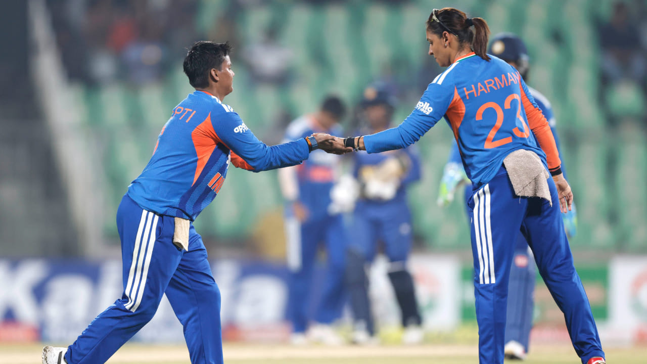 ಐಸಿಸಿ ಏಕದಿನ ವಿಶ್ವಕಪ್ ಗೆದ್ದ ನಂತರ ಮಹಿಳಾ ತಂಡ ಭಾರತ 2025 ರ ಕೊನೆಯ ಟಿ20 ಸರಣಿಯಲ್ಲಿ ಅದ್ಭುತ ಪ್ರದರ್ಶನ ನೀಡಿದೆ. ಶ್ರೀಲಂಕಾ ವಿರುದ್ಧದ 5 ಪಂದ್ಯಗಳ ಟಿ20 ಸರಣಿಯಲ್ಲಿ ಭಾರತ ತಂಡ 4-0 ಮುನ್ನಡೆಯಲ್ಲಿದೆ. ಡಿಸೆಂಬರ್ 28 ರ ಭಾನುವಾರದಂದು ನಡೆದ 4ನೇ ಟಿ20 ಪಂದ್ಯದಲ್ಲೂ ಹರ್ಮನ್ ಪಡೆ, ಶ್ರೀಲಂಕಾವನ್ನು 30 ರನ್‌ಗಳಿಂದ ಸೋಲಿಸಿ ಸರಣಿಯ ನಾಲ್ಕನೇ ಗೆಲುವು ದಾಖಲಿಸಿತು. 
