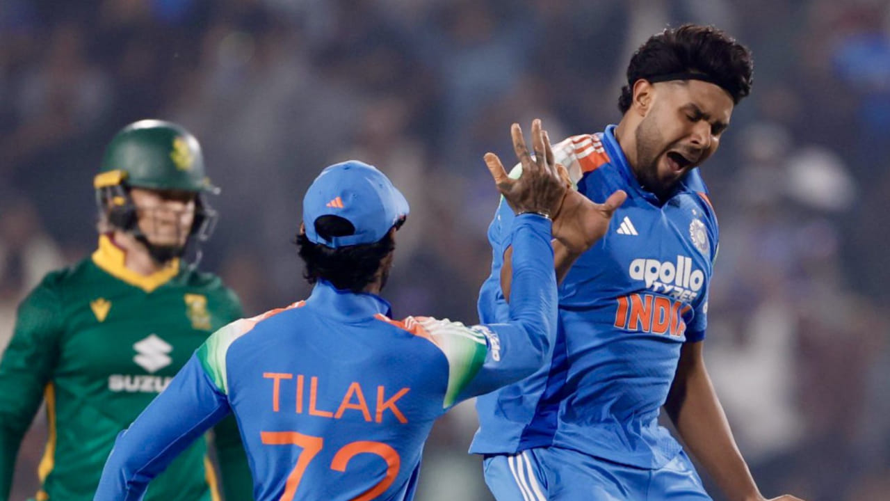 ಭಾರತ ಮತ್ತು ದಕ್ಷಿಣ ಆಫ್ರಿಕಾ ನಡುವಿನ ಮೂರು ಪಂದ್ಯಗಳ ಏಕದಿನ ಸರಣಿ ನಿರ್ಣಾಯಕ ಘಟ್ಟ ತಲುಪಿದ್ದು, ಸರಣಿ 1-1 ರಿಂದ ಸಮಬಲಗೊಂಡಿದೆ. ಇದೀಗ ವಿಶಾಖಪಟ್ಟಣಂನಲ್ಲಿ ನಡೆಯಲಿರುವ 3ನೇ ಪಂದ್ಯವನ್ನು ಗೆಲ್ಲುವ ಮೂಲಕ ದಕ್ಷಿಣ ಆಫ್ರಿಕಾ ವಿರುದ್ಧ ಏಕದಿನ ಪಂದ್ಯಗಳಲ್ಲಿ ತನ್ನ ಪ್ರಾಬಲ್ಯವನ್ನು ಮುಂದುವರಿಸಲು ಟೀಂ ಇಂಡಿಯಾ ಪ್ರಯತ್ನಿಸುತ್ತಿದ್ದರೆ, ಇತ್ತ ದಕ್ಷಿಣ ಆಫ್ರಿಕಾ 10 ವರ್ಷಗಳ ನಂತರ ಭಾರತದಲ್ಲಿ ಏಕದಿನ ಸರಣಿಯನ್ನು ಗೆಲ್ಲಲು ಎದುರು ನೋಡುತ್ತಿದೆ. ಆದರೆ ಇದಕ್ಕೂ ಮುನ್ನ ಈ ಮೈದಾನದಲ್ಲಿ ಭಾರತದ ದಾಖಲೆ ಹೇಗಿದೆ ಎಂಬುದನ್ನು ನೋಡೋಣ.