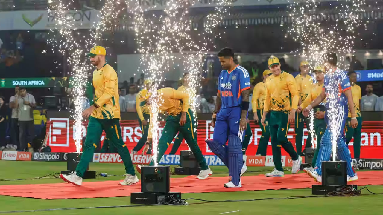 ಸೌತ್ ಆಫ್ರಿಕಾ ವಿರುದ್ಧದ ಟಿ೨೦ ಸರಣಿಯಲ್ಲಿ ಟೀಮ್ ಇಂಡಿಯಾ ಶುಭಾರಂಭ ಮಾಡಿದೆ. ಅದು ಸಹ ಬರೋಬ್ಬರಿ 101 ರನ್ ಗಳ ಭರ್ಜರಿ ಜಯದೊಂದಿಗೆ ಎಂಬುದು ವಿಶೇಷ. ಕಟಕ್​ನ ಬಾರಾಬತಿ ಸ್ಟೇಡಿಯಂನಲ್ಲಿ ನಡೆದ ಈ ಪಂದ್ಯದಲ್ಲಿ ಟಾಸ್ ಗೆದ್ದ ಸೌತ್ ಆಫ್ರಿಕಾ ತಂಡವು ಬೌಲಿಂಗ್ ಆಯ್ದುಕೊಂಡಿದ್ದರು.