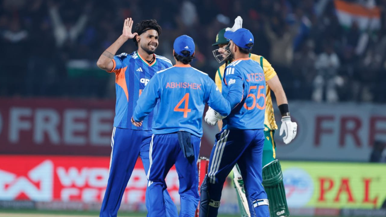 IND vs SA: ಟೀಂ ಇಂಡಿಯಾಕ್ಕೆ 2ನೇ ಗೆಲುವು ತಂದುಕೊಟ್ಟ ಬೌಲರ್ಗಳು IND vs SA: ಟೀಂ ಇಂಡಿಯಾಕ್ಕೆ 2ನೇ ಗೆಲುವು ತಂದುಕೊಟ್ಟ ಬೌಲರ್ಗಳು