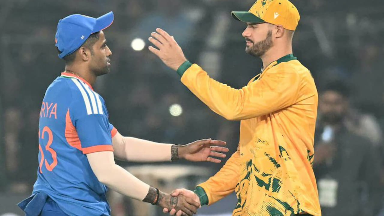IND vs SA: ಟಾಸ್ ಗೆದ್ದ ಸೂರ್ಯ; ಬುಮ್ರಾ, ಅಕ್ಷರ್ ಔಟ್..! ಬದಲಿಯಾಗಿ ಬಂದಿದ್ಯಾರು? IND vs SA: ಟಾಸ್ ಗೆದ್ದ ಸೂರ್ಯ; ಬುಮ್ರಾ, ಅಕ್ಷರ್ ಔಟ್..! ಬದಲಿಯಾಗಿ ಬಂದಿದ್ಯಾರು?
