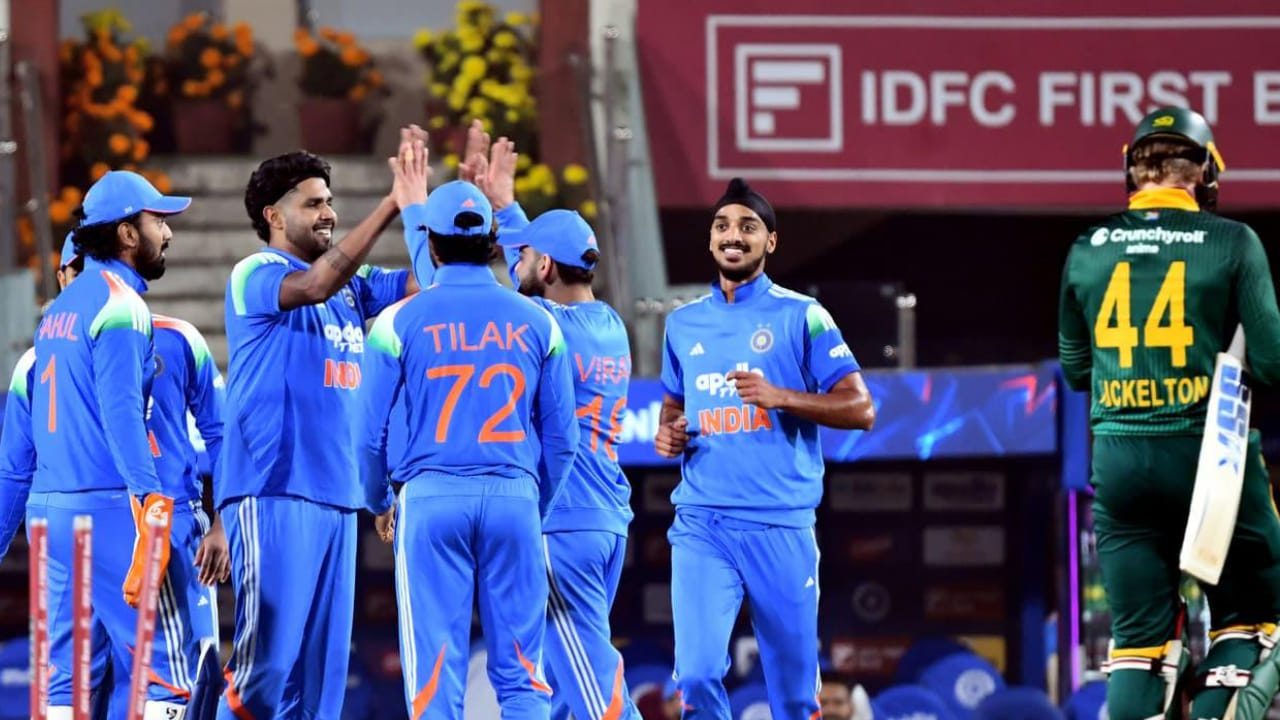 ಭಾನುವಾರ ರಾಂಚಿಯಲ್ಲಿ ನಡೆದ ಮೊದಲ ಏಕದಿನ ಪಂದ್ಯದಲ್ಲಿ ದಕ್ಷಿಣ ಆಪ್ರಿಕಾ ತಂಡವನ್ನು 17 ರನ್​ಗಳಿಂದ ಮಣಿಸಿದ ಟೀಂ ಇಂಡಿಯಾ ಗೆಲುವಿನ ಆರಂಭ ಪಡೆದುಕೊಂಡಿದೆ. ತಂಡದ ಈ ಗೆಲುವಿನ ವಿರಾಟ್ ಕೊಹ್ಲಿ ಅವರ ಶತಕ ಹಾಗೂ ಕುಲ್ದೀಪ್ ಯಾದವ್ ಮತ್ತು ಹರ್ಷಿತ್ ರಾಣಾ ಅವರ ಮಾರಕ ದಾಳಿ ಪ್ರಮುಖ ಕಾರಣವಾಗಿತ್ತು. ಈ ಮೂವರ ಜೊತೆಗೆ ಇವರಿಬ್ಬರ ಆಟವೂ ಪ್ರಮುಖ ಕೊಡುಗೆ ನೀಡಿತು ಎಂದು ಮಾಜಿ ಆಯ್ಕೆದಾರ ಕೃಷ್ಣಮಾಚಾರಿ ಶ್ರೀಕಾಂತ್ ಅಭಿಪ್ರಾಯಪಟ್ಟಿದ್ದಾರೆ.