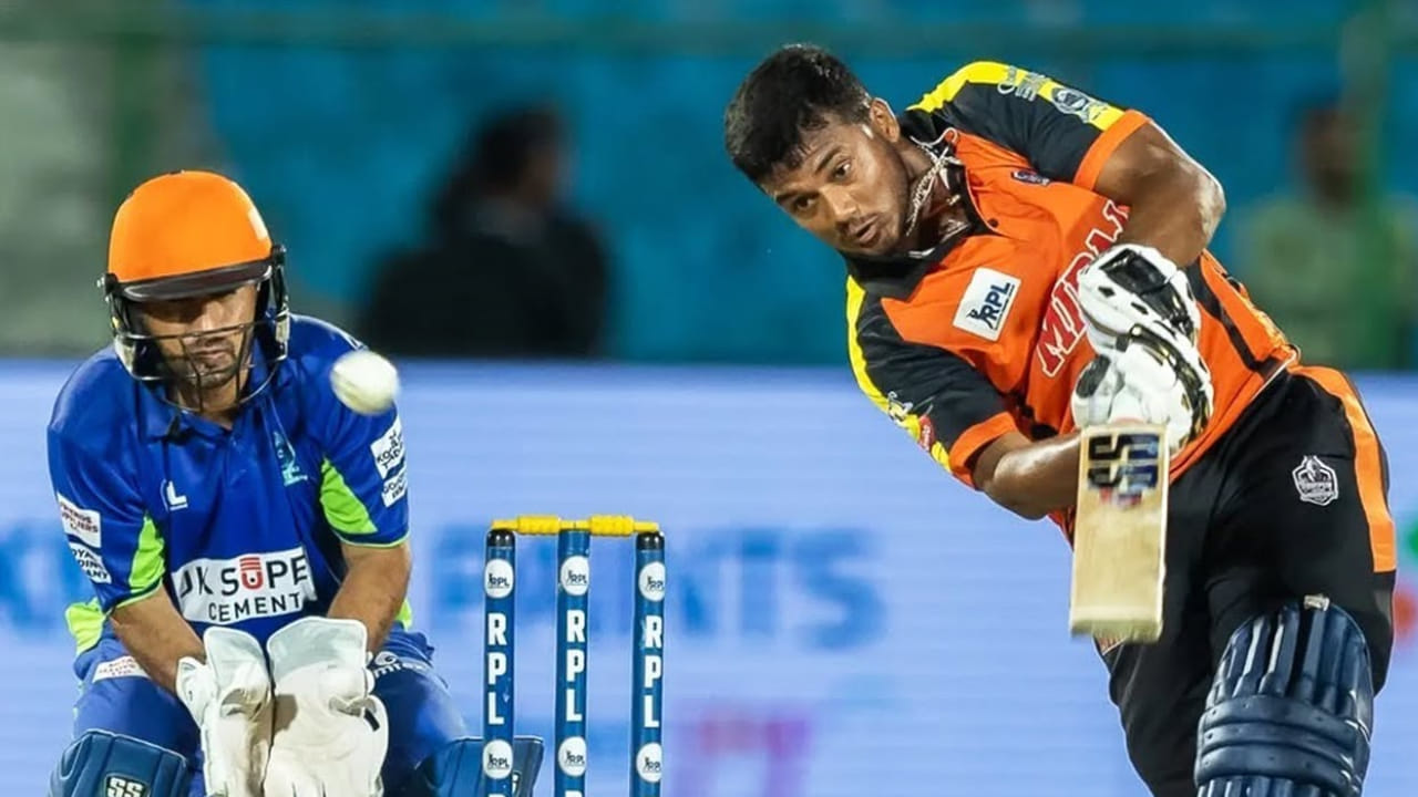 20 ವರ್ಷದ ಪ್ರಶಾಂತ್ ಬ್ಯಾಟಿಂಗ್ ಮತ್ತು ಬಾಲ್ ಎರಡರಲ್ಲೂ ಅದ್ಭುತಗಳನ್ನು ಮಾಡಬಲ್ಲ ಆಲ್ರೌಂಡರ್. ಮೊದಲು ಕೋಲ್ಕತ್ತಾ ನೈಟ್ ರೈಡರ್ಸ್ ಮತ್ತು ನಂತರ ಹೈದರಾಬಾದ್ ಕಾರ್ತಿಕ್ಗಾಗಿ ಉತ್ತಮ ಬಿಡ್ ಮಾಡಿತು. ಆದರೆ ಚೆನ್ನೈ ಈ ಇಬ್ಬರನ್ನೂ 14.20 ಕೋಟಿ ರೂ.ಗೆ ತನ್ನ ತಂಡದಲ್ಲಿ ಸೇರಿಸಿಕೊಂಡಿತು. 19 ವರ್ಷದ ವಿಕೆಟ್ ಕೀಪರ್ ಬ್ಯಾಟ್ಸ್ಮನ್ ಕಾರ್ತಿಕ್ ತಮ್ಮ ಸ್ಫೋಟಕ ಬ್ಯಾಟಿಂಗ್ಗೆ ಹೆಸರುವಾಸಿಯಾಗಿದ್ದಾರೆ.