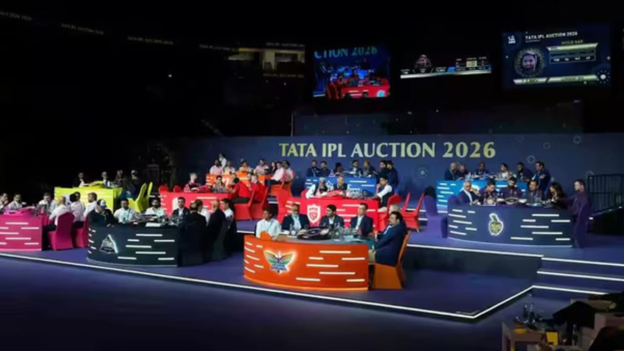 ಐಪಿಎಲ್ 2026 ರ ಮಿನಿ ಹರಾಜು ಸಾಕಷ್ಟು ಅಚ್ಚರಿಗಳಿಗೆ ಸಾಕ್ಷಿಯಾಯಿತು. ಯಾವ ಸ್ಟಾರ್ ಆಟಗಾರರು ದುಬಾರಿ ಬೆಲೆಗೆ ಬಿಕರಿಯಾಗುತ್ತಾರೆ ಎಂದು ಎಲ್ಲರೂ ಊಹಿಸಿದ್ದರೂ ಆ ಆಟಗಾರರಲ್ಲಿ ಕೆಲವರು ಹರಾಜಾಗದೆ ಉಳಿದರೆ, ಇನ್ನು ಕೇವಲ ಲಕ್ಷ ರೂಗಳೊಂದಿಗೆ ಹರಾಜಿಗೆ ಬಂದಿದ್ದ ಭಾರತ ಲೋಕಲ್ ಸ್ಟಾರ್ಗಳು ಕೋಟಿ ಕೋಟಿ ಮೊತ್ತಕ್ಕೆ ಹರಾಜಾದರು. ಅಂದರೆ ಒಂದೇ ದಿನದಲ್ಲಿ ಐಪಿಎಲ್ ಅವರ ಬದುಕು ಬದಲಿಸಿತು ಎಂದರೆ ತಪ್ಪಿಲ್ಲ.