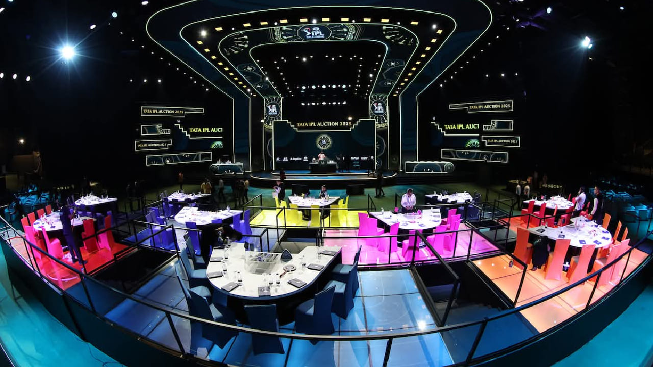 ಅಂದರೆ ಹರಾಜಿ ನಡುವೆಯೂ ಆಟಗಾರರ ಪಟ್ಟಿಯನ್ನು ಶಾರ್ಟ್ ಲಿಸ್ಟ್ ಮಾಡಲಾಗುತ್ತದೆ. ಈ ವೇಳೆ 10 ಫ್ರಾಂಚೈಸಿಗಳು ಖರೀದಿಸಲು ಆಸಕ್ತಿ ಹೊಂದಿರುವ ಆಟಗಾರರ ಪಟ್ಟಿಯನ್ನು ಟಿಕ್ ಮಾಡುತ್ತಾರೆ. ಹೀಗೆ ಟಿಕ್ ಮಾಡಲಾದ ಪಟ್ಟಿಯಲ್ಲಿ ಮಯಾಂಕ್ ಅಗರ್ವಾಲ್ ಹೆಸರು ಇರಲಿಲ್ಲ. ಇದರಿಂದಾಗಿ ಕನ್ನಡಿಗನ ಹೆಸರು ಹರಾಜಿನಲ್ಲಿ ಕೂಗಲಿಲ್ಲ.