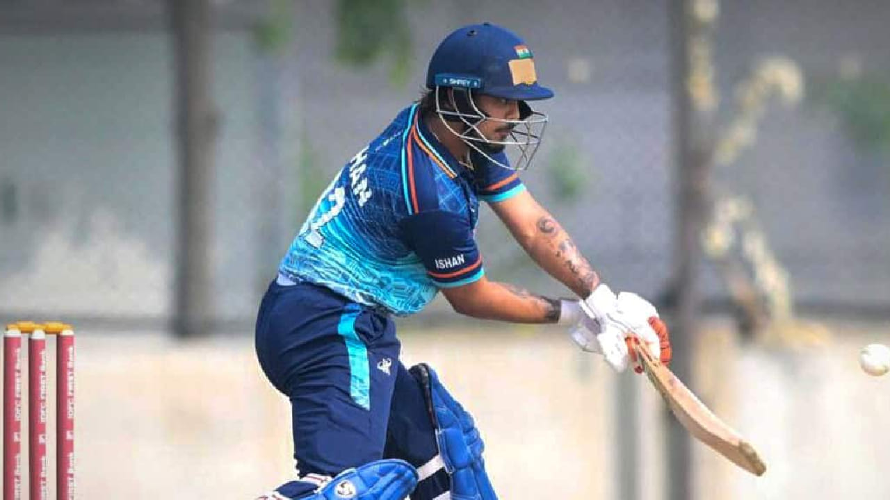 ಅಹಮದಾಬಾದ್​ನ ನರೇಂದ್ರ ಮೋದಿ ಸ್ಟೇಡಿಯಂನಲ್ಲಿ ನಡೆಯುತ್ತಿರುವ ಈ ಪಂದ್ಯದಲ್ಲಿ ಕರ್ನಾಟಕ ಹಾಗೂ ಜಾರ್ಖಂಡ್ ತಂಡಗಳು ಮುಖಾಮುಖಿಯಾಗಿದೆ. ಈ ಪಂದ್ಯದಲ್ಲಿ ಟಾಸ್ ಸೋತು ಮೊದಲು ಬ್ಯಾಟ್ ಮಾಡಿದ ಜಾರ್ಖಂಡ್ ಪರ ನಾಯಕ ಇಶಾನ್ ಕಿಶನ್ ಸಿಡಿಲಬ್ಬರದ ಬ್ಯಾಟಿಂಗ್ ಪ್ರದರ್ಶಿಸಿದ್ದಾರೆ.