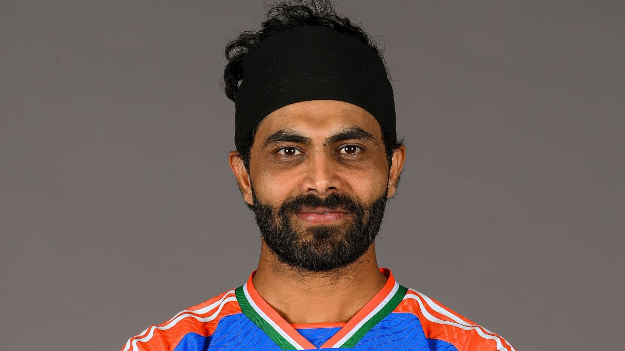 ರವೀಂದ್ರ ಜಡೇಜಾ: ರೋಹಿತ್ ಶರ್ಮಾ ಹಾಗೂ ವಿರಾಟ್ ಕೊಹ್ಲಿಯ ಬಳಿಕ ಟಿ20 ವಿಶ್ವಕಪ್ ಬೆನ್ನಲ್ಲೇ ನಿವೃತ್ತಿ ಘೋಷಿಸಿದ ಮೂರನೇ ಆಟಗಾರ ರವೀಂದ್ರ ಜಡೇಜಾ. 2024 ರಲ್ಲಿ ಭಾರತ ತಂಡ ಚಾಂಪಿಯನ್ ಪಟ್ಟಕ್ಕೇರುವಲ್ಲಿ ಪ್ರಮುಖ ಪಾತ್ರವಹಿಸಿದ್ದ ಜಡ್ಡು ಸದ್ಯ ಟೆಸ್ಟ್ ಹಾಗೂ ಏಕದಿನ ತಂಡಗಳಲ್ಲಿ ಮಾತ್ರ ಮುಂದುವರೆದಿದ್ದಾರೆ. ಹೀಗಾಗಿ ಅವರು ಸಹ 2026ರ ಟಿ20 ವಿಶ್ವಕಪ್ ತಂಡದಲ್ಲಿ ಕಾಣಿಸಿಕೊಂಡಿಲ್ಲ.