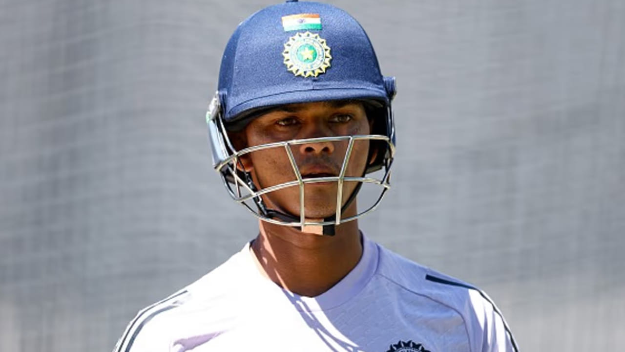 ಹೀಗಾಗಿ ವೈದ್ಯರು ಯಶಸ್ವಿ ಜೈಸ್ವಾಲ್ ಅವರಿಗೆ ಸಂಪೂರ್ಣ ಫಿಟ್ ಆಗುವವರೆಗೆ ಕ್ರಿಕೆಟ್ ಆಡದಂತೆ ಮತ್ತು ವಿಶ್ರಾಂತಿ ಪಡೆಯುವಂತೆ ಸಲಹೆ ನೀಡಿದ್ದರು. ಇದೀಗ ತಮ್ಮ ಆರೋಗ್ಯದ ಬಗ್ಗೆ ಮಾಹಿತಿಯನ್ನು ನೀಡಿದ ಯಶಸ್ವಿ ಜೈಸ್ವಾಲ್, ಆಸ್ಪತ್ರೆಯಲ್ಲಿ ತಮಗೆ ದೊರೆತ ಸೌಲಭ್ಯಗಳು ಮತ್ತು ಚಿಕಿತ್ಸೆಯನ್ನು ಶ್ಲಾಘಿಸಿದ್ದಾರೆ. ವೈದ್ಯಕೀಯ ಸಿಬ್ಬಂದಿ ಮತ್ತು ತಮಗಾಗಿ ಪ್ರಾರ್ಥಿಸಿದ ಎಲ್ಲರಿಗೂ ಅವರು ಧನ್ಯವಾದಗಳನ್ನು ಅರ್ಪಿಸಿದ್ದಾರೆ.