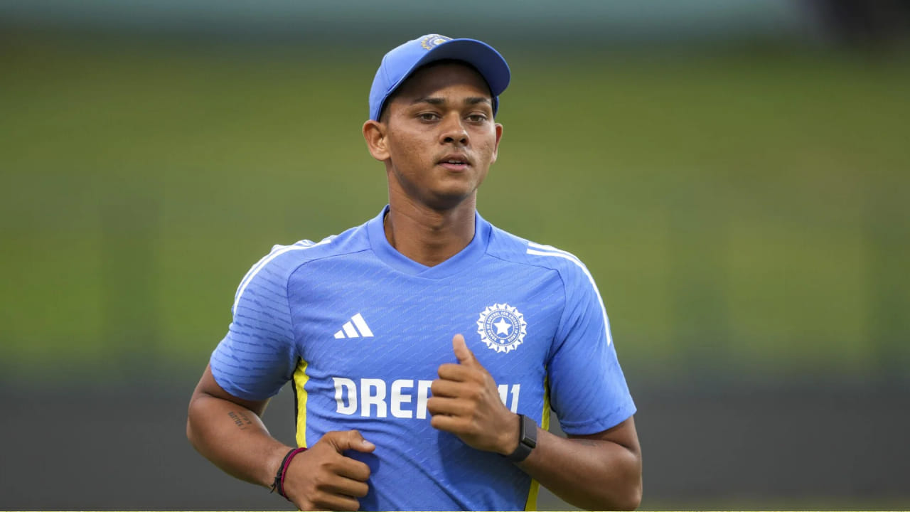 ಸೈಯದ್ ಮುಷ್ತಾಕ್ ಅಲಿ ಟಿ20 ಟ್ರೋಫಿಯ ವೇಳೆ ಅನಾರೋಗ್ಯಕ್ಕೀಡಾಗಿ ಆಸ್ಪತ್ರೆಗೆ ದಾಖಲಾಗಿದ್ದ ಟೀಂ ಇಂಡಿಯಾದ ಯುವ ಆರಂಭಿಕ ಯಶಸ್ವಿ ಜೈಸ್ವಾಲ್ ತಮ್ಮ ಆರೋಗ್ಯದ ಬಗ್ಗೆ ಮಹತ್ವದ ಮಾಹಿತಿ ನೀಡಿದ್ದಾರೆ. ತಾನು ಚೆನ್ನಾಗಿ ಚೇತರಿಸಿಕೊಳ್ಳುತ್ತಿರುವುದಾಗಿ ಹೇಳಿರುವ ಜೈಸ್ವಾಲ್ ಶೀಘ್ರದಲ್ಲೇ ಮೈದಾನಕ್ಕೆ ಮರಳುವ ಬಗ್ಗೆ ಭರವಸೆ ವ್ಯಕ್ತಪಡಿಸಿದ್ದಾರೆ.