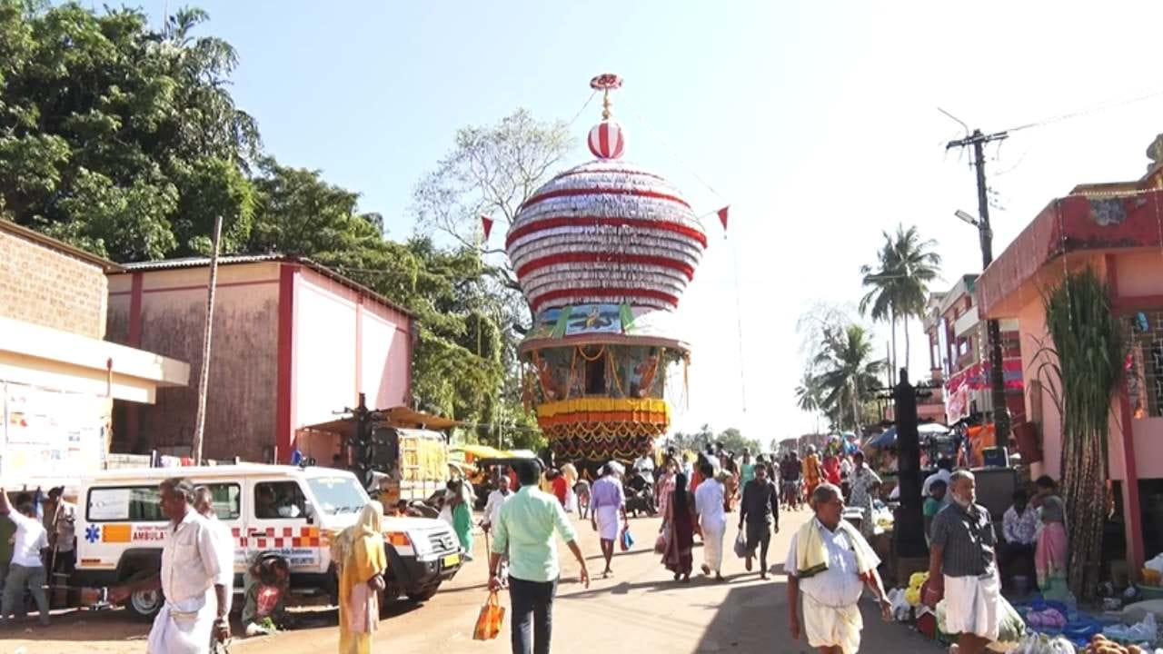 ಗಾತ್ರದಲ್ಲಿ ಅತಿದೊಡ್ಡದೆನಿಸಿದ ಬ್ರಹ್ಮರಥವನ್ನು ಭಕ್ತರೆಲ್ಲಾ ಸೇರಿ ಎಳೆಯುತ್ತಾರೆ. ಇಲ್ಲಿ ಶಿವ ಕೋಟಿ ಲಿಂಗ ಸ್ವರೂಪದಲ್ಲಿ ನೆಲೆ ನಿಂತಿದ್ದಾನೆ ಎನ್ನುವುದು ಜನರ ನಂಬಿಕೆ. ಗ್ರಾಮೀಣ ಜನರು ಕೊಡಿ ಹಬ್ಬಕ್ಕಾಗಿ ವರ್ಷವೆಲ್ಲಾ ಕಾಯ್ತಾರೆ. 7 ದಿನದ ಜಾತ್ರೆಯಲ್ಲಿ ನಿತ್ಯ ಪಾಲ್ಗೊಂಡು ಸಂಭ್ರಮಿಸುತ್ತಾರೆ.
