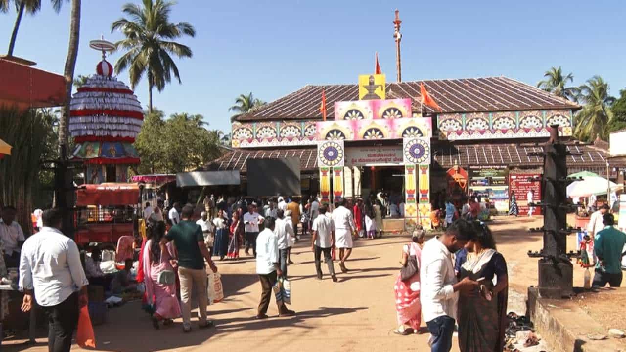 ಕರಾವಳಿಯ ಅತಿದೊಡ್ಡ ಜಾತ್ರೆ ಆರಂಭವಾಗಿದೆ. ಜಿಲ್ಲೆಯ ಕುಂದಾಪುರ ತಾಲೂಕಿನ ಕೊಡಿ ಹಬ್ಬವೆಂದರೆ ಹಲವು ನಂಬಿಕೆಗಳ ಪ್ರತೀಕ. ಮದುವೆ ಆಗದವರಿಗೆ ಕೋಟಿಲಿಂಗೇಶ್ವರ ಅಭಯ ನೀಡುವ ದೇವರು. ನವದಂಪತಿಗಳಿಗೆ ಸುಖ ದಾಂಪತ್ಯದ ಕನಸು ಕಟ್ಟಿಕೊಡುವ ಕೇಂದ್ರ. ಇಲ್ಲಿನ ರಥೋತ್ಸವ ಅಂದರೆ ಅದ್ದೂರಿತನಕ್ಕೆ ಇನ್ನೊಂದು ಹೆಸರು.