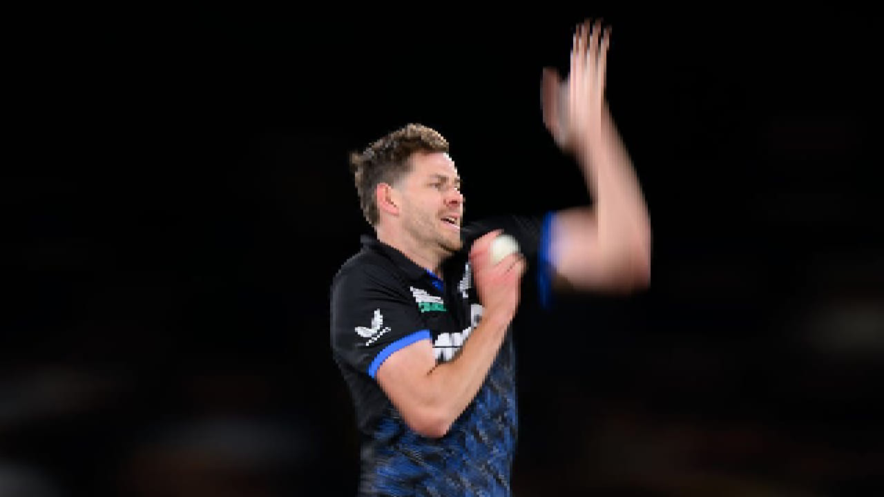 ನ್ಯೂಝಿಲೆಂಡ್ ವೇಗಿ ಜೇಕಬ್ ಡಫಿ (Jacob Duffy) ಟೆಸ್ಟ್​ ಕ್ರಿಕೆಟ್​ನಲ್ಲಿ ಹೊಸ ಇತಿಹಾಸ ನಿರ್ಮಿಸಿದ್ದಾರೆ. ಅದು ಕೂಡ ಒಂದೇ ವರ್ಷದೊಳಗೆ ಎಂಬುದು ವಿಶೇಷ. ಅಂದರೆ 2025 ರಲ್ಲಿ ಟೆಸ್ಟ್ ಕ್ರಿಕೆಟ್​ಗೆ ಪಾದಾರ್ಪಣೆ ಮಾಡಿದ ಡಫಿ ವಿಕೆಟ್​ಗಳ ಬೇಟೆಯೊಂದಿಗೆ ಇದೀಗ ದಾಖಲೆ ಪುಟದಲ್ಲಿ ಸ್ಥಾನ ಪಡೆದಿದ್ದಾರೆ.