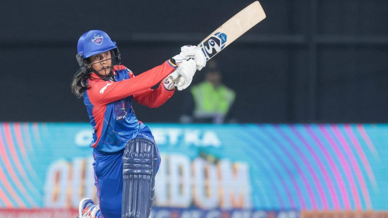 ಕ್ರಿಕ್‌ಬಜ್ ವರದಿಯ ಪ್ರಕಾರ, ಆಸ್ಟ್ರೇಲಿಯಾ ವಿರುದ್ಧ ಭಾರತವನ್ನು ವಿಶ್ವಕಪ್ ಗೆಲುವಿನತ್ತ ಮುನ್ನಡೆಸಿದ್ದ ಜೆಮಿಮಾಗೆ ಡೆಲ್ಲಿ ತಂಡದ ನಾಯಕತ್ವ ಸಿಗಲಿದೆ. ಕಳೆದ ತಿಂಗಳು ದೆಹಲಿಯಲ್ಲಿ ನಡೆದ WPL 2026 ಆಟಗಾರರ ಹರಾಜಿನ ಸಂದರ್ಭದಲ್ಲಿ, DC ಸಹ-ಮಾಲೀಕ ಪಾರ್ಥ್ ಜಿಂದಾಲ್ ಅವರು ರೊಡ್ರಿಗಸ್‌ಗೆ ನಾಯಕತ್ವವನ್ನು ಹಸ್ತಾಂತರಿಸುವ ಬಗ್ಗೆ ಸುಳಿವು ನೀಡಿದ್ದರು. 