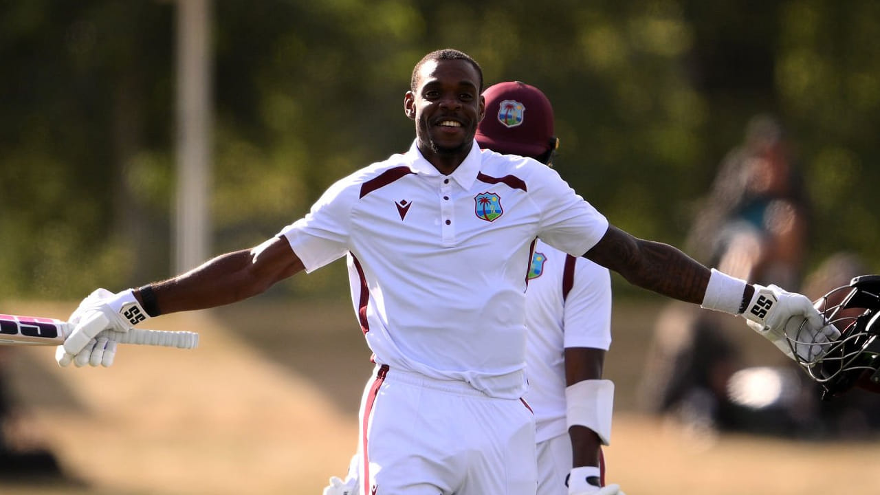 ಕ್ರೈಸ್ಟ್ಚರ್ಚ್ನಲ್ಲಿ ನಡೆದ ನ್ಯೂಝಿಲೆಂಡ್ ವಿರುದ್ಧದ ಮೊದಲ ಟೆಸ್ಟ್ ಪಂದ್ಯದ ನಾಲ್ಕನೇ ಇನಿಂಗ್ಸ್ನಲ್ಲಿ ವಿಂಡೀಸ್ ಪಡೆ 531 ರನ್ಗಳ ಗುರಿ ಪಡೆದಿತ್ತು. ಈ ಗುರಿ ಬೆನ್ನತ್ತಿದ ವೆಸ್ಟ್ ಇಂಡೀಸ್ ತಂಡ 277 ರನ್ಗಳಿಸುವಷ್ಟರಲ್ಲಿ 6 ವಿಕೆಟ್ ಕಳೆದುಕೊಂಡಿತು. ಈ ಹಂತದಲ್ಲಿ ಕಣಕ್ಕಿಳಿದ ಜಸ್ಟಿನ್ ಗ್ರೀವ್ಸ್ ಭರ್ಜರಿ ಬ್ಯಾಟಿಂಗ್ ಪ್ರದರ್ಶೀಸಿದರು.