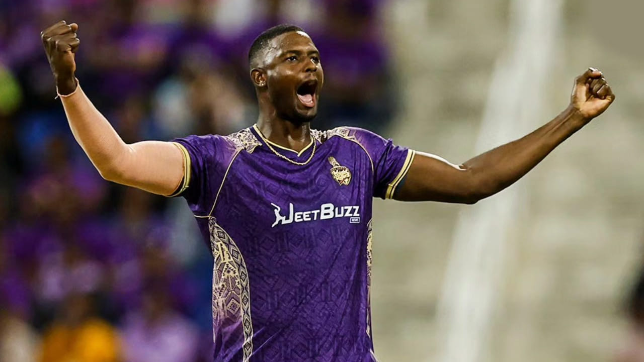 ಈ ಮೂಲಕ ರಶೀದ್ ಖಾನ್ ಒಂದೇ ವರ್ಷದಲ್ಲಿ ಟಿ೨೦ ಕ್ರಿಕೆಟ್ನಲ್ಲಿ ಅತೀ ಹೆಚ್ಚು ವಿಕೆಟ್ ಕಬಳಿಸಿದ ವಿಶ್ವ ದಾಖಲೆ ನಿರ್ಮಿಸಿದ್ದರು. 8 ವರ್ಷಗಳ ಹಿಂದೆ ಬರೆದಿದ್ದ ಈ ವರ್ಲ್ಡ್ ರೆಕಾರ್ಡ್ ಅನ್ನು ಇದೀಗ ಜೇಸನ್ ಹೋಲ್ಡರ್ ಅಳಿಸಿ ಹಾಕಿದ್ದಾರೆ.