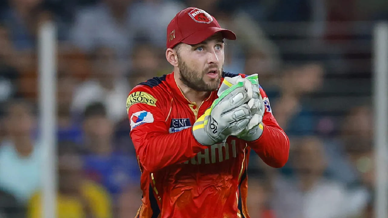 ಇತ್ತ 2 ಕೋಟಿ ರೂ. ಮೂಲ ಬೆಲೆಯೊಂದಿಗೆ ಕಾಣಿಸಿಕೊಳ್ಳಲಿರುವ ಜೋಶ್ ಇಂಗ್ಲಿಸ್ ಅವರನ್ನು ಕೇವಲ 4 ಮ್ಯಾಚ್​​ಗಳಿಗಾಗಿ ಯಾವುದಾದರೂ ತಂಡ ಖರೀದಿಸಲಿದೆಯಾ ಎಂಬುದೇ ಈಗ ಕುತೂಹಲ. ಒಂದು ವೇಳೆ ಅವರನ್ನು ಯಾವುದಾದರೂ ಫ್ರಾಂಚೈಸಿ ಆಯ್ಕೆ ಮಾಡಿಕೊಂಡರೂ ಟೂರ್ನಿ ಮಧ್ಯೆದಲ್ಲೇ ಬದಲಿ ಆಟಗಾರರನ್ನು ಸಹ ಆಯ್ಕೆ ಮಾಡಬೇಕಾದ ಅನಿವಾರ್ಯತೆ ಸೃಷ್ಟಿಯಾಗಲಿದೆ. ಹೀಗಾಗಿ ಈ ಬಾರಿ ಜೋಶ್ ಇಂಗ್ಲಿಸ್ ಅವರ ಬಿಕರಿಯಾಗದೇ ಉಳಿಯಲಿದ್ದಾರಾ? ಅಥವಾ ಕೋಟಿ ಮೊತ್ತಕ್ಕೆ ಮಾರಾಟವಾಗಲಿದ್ದಾರಾ ಕಾದು ನೋಡಬೇಕಿದೆ.