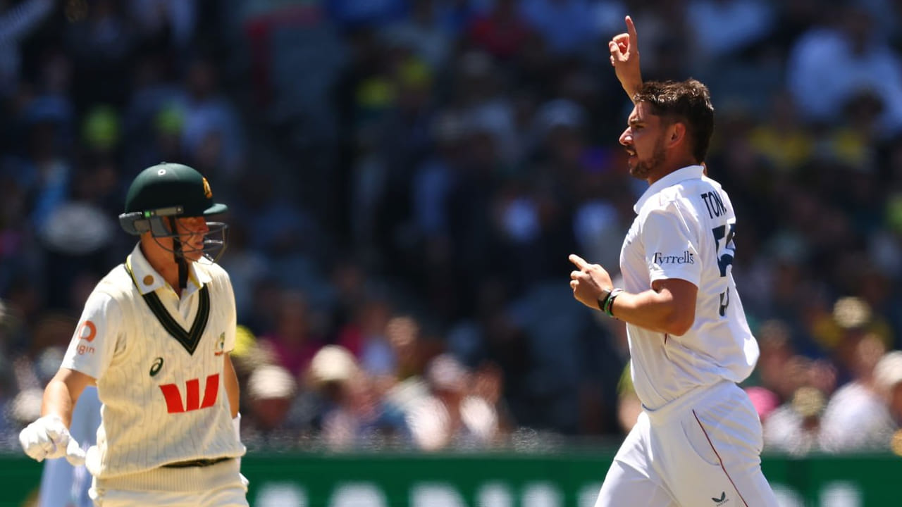 ಮೆಲ್ಬೋರ್ನ್​ ಮೈದಾನದಲ್ಲಿ ನಡೆದ ಈ ಪಂದ್ಯದಲ್ಲಿ ಟಾಸ್ ಗೆದ್ದ ಇಂಗ್ಲೆಂಡ್ ತಂಡದ ನಾಯಕ ಬೆನ್ ಸ್ಟೋಕ್ಸ್ ಬೌಲಿಂಗ್ ಆಯ್ದುಕೊಂಡಿದ್ದರು. ಅದರಂತೆ ಮೊದಲು ಬ್ಯಾಟ್ ಮಾಡಿದ ಆಸ್ಟ್ರೇಲಿಯಾ ತಂಡಕ್ಕೆ ಆಘಾತದ ಮೇಲೆ ಆಘಾತ ನೀಡುವಲ್ಲಿ ಜೋಶ್ ಟಂಗ್ ಯಶಸ್ವಿಯಾಗಿದ್ದರು.