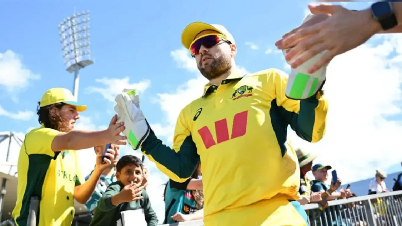 ಏಕೆಂದರೆ ಜೋಶ್ ಇಂಗ್ಲಿಸ್ ಬರೋಬ್ಬರಿ 8.60 ಕೋಟಿ ರೂ.ಗೆ ಬಿಡ್ ಆಗಿದ್ದಾರೆ. ಆಸ್ಟ್ರೇಲಿಯನ್ ವಿಕೆಟ್ ಕೀಪರ್ ಬ್ಯಾಟರ್ನನ್ನು ಲಕ್ನೋ ಸೂಪರ್ ಜೈಂಟ್ಸ್ ಫ್ರಾಂಚೈಸಿ ಬೃಹತ್ ಮೊತ್ತ ನೀಡಿ ಖರೀದಿಸಿದೆ. ಇದರಲ್ಲೇನು ವಿಶೇಷ ಎಂಬ ಪ್ರಶ್ನೆ ಮೂಡುವುದು ಸಹಜ. ಇದಕ್ಕೆ ಉತ್ತರ ಈ ಕೆಳಗಿದೆ...