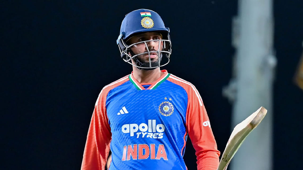 ಇನ್ನು ಸೌತ್ ಆಫ್ರಿಕಾ ವಿರುದ್ಧದ ಟಿ20 ಸರಣಿಯಲ್ಲಿ ವಿಕೆಟ್ ಕೀಪರ್ ಬ್ಯಾಟರ್ ಆಗಿ ಕಣಕ್ಕಿಳಿದಿದ್ದ ಜಿತೇಶ್ ಶರ್ಮಾ ಅವರನ್ನು ಸಹ ಟಿ20 ವಿಶ್ವಕಪ್ ತಂಡದಿಂದ ಕೈ ಬಿಡಲಾಗಿದೆ. ಅವರ ಬದಲಿಗೆ ಫಿನಿಶರ್ ಆಗಿ ರಿಂಕು ಸಿಂಗ್ ಅವರನ್ನು ಭಾರತ ಟಿ20 ವಿಶ್ವಕಪ್ ತಂಡಕ್ಕೆ ಆಯ್ಕೆ ಮಾಡಲಾಗಿದೆ.