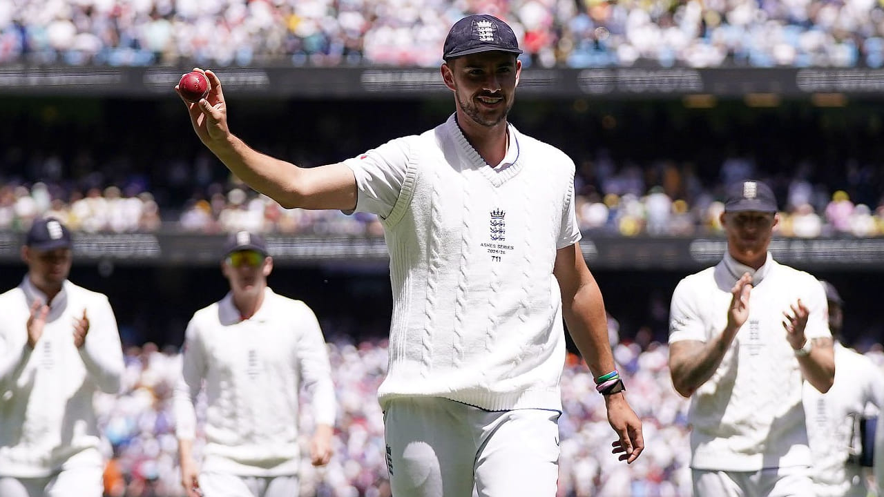 ಬರೋಬ್ಬರಿ 14 ವರ್ಷಗಳ ಬಳಿಕ ಆಸ್ಟ್ರೇಲಿಯಾದಲ್ಲಿ ಇಂಗ್ಲೆಂಡ್ ತಂಡ ಟೆಸ್ಟ್ ಪಂದ್ಯ ಗೆದ್ದಿದೆ. ಈ ಸ್ಮರಣೀಯ ಗೆಲುವಿನ ರೂವಾರಿ ಇಂಗ್ಲೆಂಡ್ ವೇಗಿ ಜೋಶ್ ಟಂಗ್. ಇದೀಗ ಜೋಶ್ ಟಂಗ್ ಅವರ ಮಿಂಚಿನ ದಾಳಿಯಿಂದಾಗಿ ಕ್ರಿಕೆಟ್ ಆಸ್ಟ್ರೇಲಿಯಾ ಸುಮಾರು 60.6 ಕೋಟಿ ರೂ. ನಷ್ಟ ಅನುಭವಿಸಿದೆ ಎಂದರೆ ನಂಬಲೇಬೇಕು.