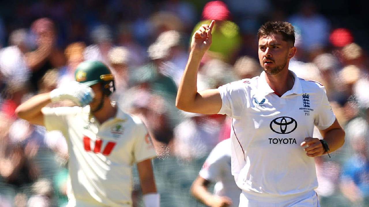 ಇದಾಗ್ಯೂ ದ್ವಿತೀಯ ಇನಿಂಗ್ಸ್​ನಲ್ಲಿ ಬೃಹತ್ ಮೊತ್ತ ಪೇರಿಸುವ ಇರಾದೆಯೊಂದಿಗೆ ಕಣಕ್ಕಿಳಿದ ಆಸ್ಟ್ರೇಲಿಯಾ ತಂಡವನ್ನು ಇಂಗ್ಲೆಂಡ್ ವೇಗಿಗಳು ಕಾಡಿದರು. ಅದರಲ್ಲೂ ಉತ್ತಮ ಫಾರ್ಮ್​​ನಲ್ಲಿದ್ದ ಮಾರ್ನಸ್ ಲಾಬುಶೇನ್ (8) ಹಾಗೂ ಉಸ್ಮಾನ್ ಖ್ವಾಜಾ (0) ವಿಕೆಟ್ ಪಡೆದು ಆಸ್ಟ್ರೇಲಿಯಾ ತಂಡಕ್ಕೆ ಜೋಶ್ ಟಂಗ್ ಬ್ಯಾಕ್ ಟು ಬ್ಯಾಕ್ ಆಘಾತ ನೀಡಿದರು. ಪರಿಣಾಮ ದ್ವಿತೀಯ ಇನಿಂಗ್ಸ್​ನಲ್ಲಿ ಆಸ್ಟ್ರೇಲಿಯಾ ತಂಡ 132 ರನ್​ಗಳಿಗೆ ಆಲೌಟ್ ಆಯಿತು.