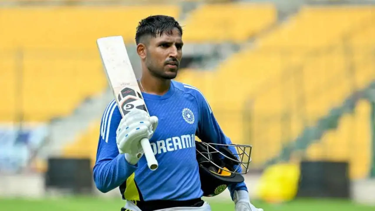 ವಿಜಯ್ ಹಜಾರೆ ಟ್ರೋಫಿಯಲ್ಲಿ ಉತ್ತರ ಪ್ರದೇಶ ಪರ ಆಡುತ್ತಿರುವ ಟೀಂ ಇಂಡಿಯಾದ ಯುವ ವಿಕೆಟ್ ಕೀಪರ್ ಬ್ಯಾಟ್ಸ್ಮನ್ ಧ್ರುವ್ ಜುರೆಲ್ ಸ್ಫೋಟಕ ಶತಕ ಸಿಡಿಸಿ ಮಿಂಚಿದ್ದಾರೆ. ಬರೋಡಾ ವಿರುದ್ಧದ ಈ ಪಂದ್ಯದಲ್ಲಿ ಶತಕ ಗಳಿಸಿದ ಜುರೇಲ್ಗೆ ಇದು ಏಕದಿನ ವೃತ್ತಿಜೀವನದ ಮೊದಲ ಶತಕವಾಗಿದೆ. ಜುರೇಲ್ ಶತಕದ ಬಲದಿಂದ ಉತ್ತರ ಪ್ರದೇಶ ಬರೋಡಾ ವಿರುದ್ಧ 50 ಓವರ್ಗಳಲ್ಲಿ 7 ವಿಕೆಟ್ಗೆ 359 ರನ್ ಕಲೆಹಾಕಿತು.