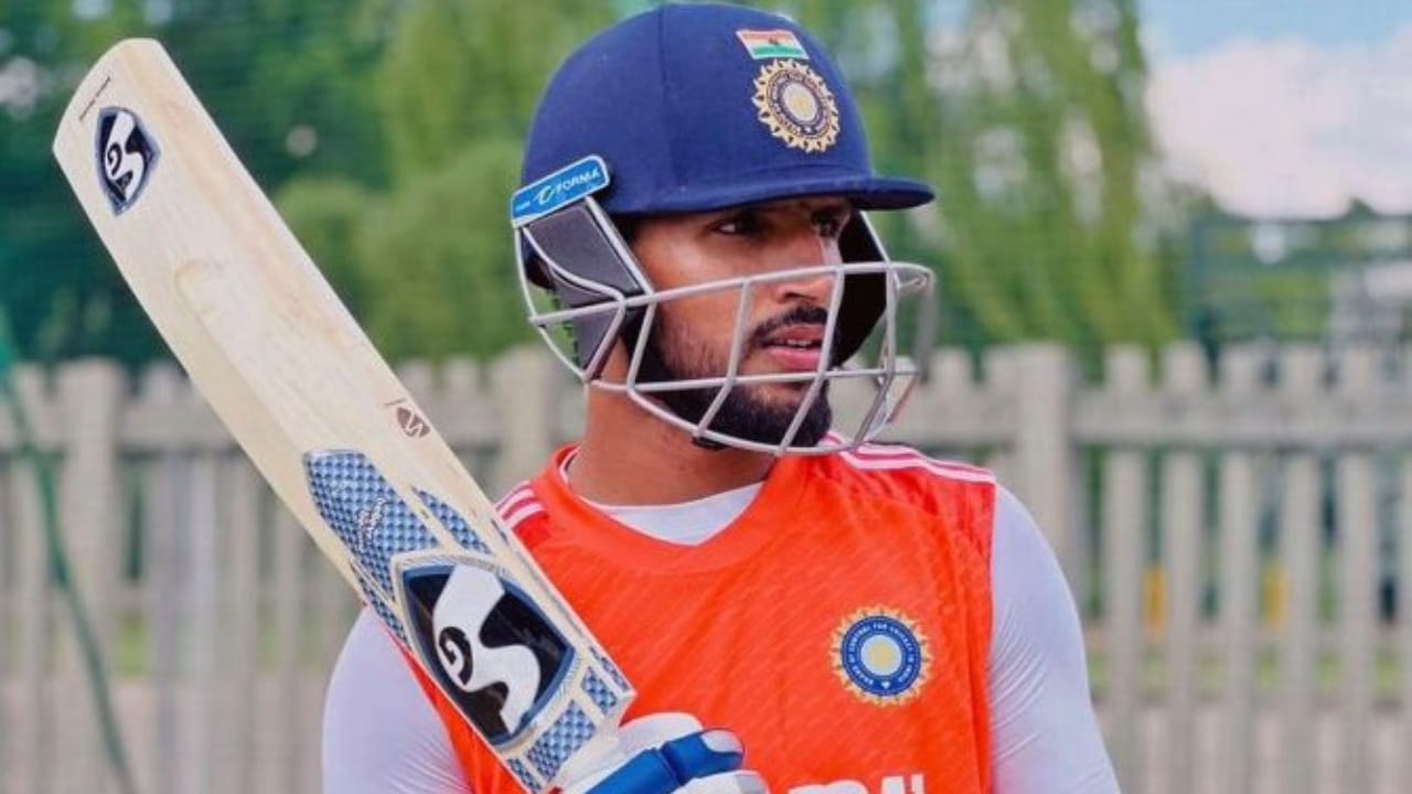 ವಿಜಯ್ ಹಜಾರೆ ಟ್ರೋಫಿಯಲ್ಲಿ ಧ್ರುವ್ ಜುರೆಲ್ ಅವರ ಬ್ಯಾಟ್ ರನ್ಗಳ ಮಳೆ ಹರಿಸುತ್ತಿದೆ. ಇದು ಅವರ ಸತತ ಮೂರನೇ ಐವತ್ತು ಪ್ಲಸ್ ಸ್ಕೋರ್ ಆಗಿದೆ. ಇದಕ್ಕೂ ಮೊದಲು, ಡಿಸೆಂಬರ್ 24 ರಂದು ಹೈದರಾಬಾದ್ ವಿರುದ್ಧದ ಪಂದ್ಯಾವಳಿಯ ಮೊದಲ ಪಂದ್ಯದಲ್ಲಿ ಅವರು 80 ರನ್ ಬಾರಿಸಿದ್ದರು. ಆ ನಂತರ ಡಿಸೆಂಬರ್ 26 ರಂದು ಚಂಡೀಗಢ ವಿರುದ್ಧ ನಡೆದ ಪಂದ್ಯದಲ್ಲಿ 67 ರನ್ಗಳ ಇನ್ನಿಂಗ್ಸ್ ಆಡಿದ್ದರು.