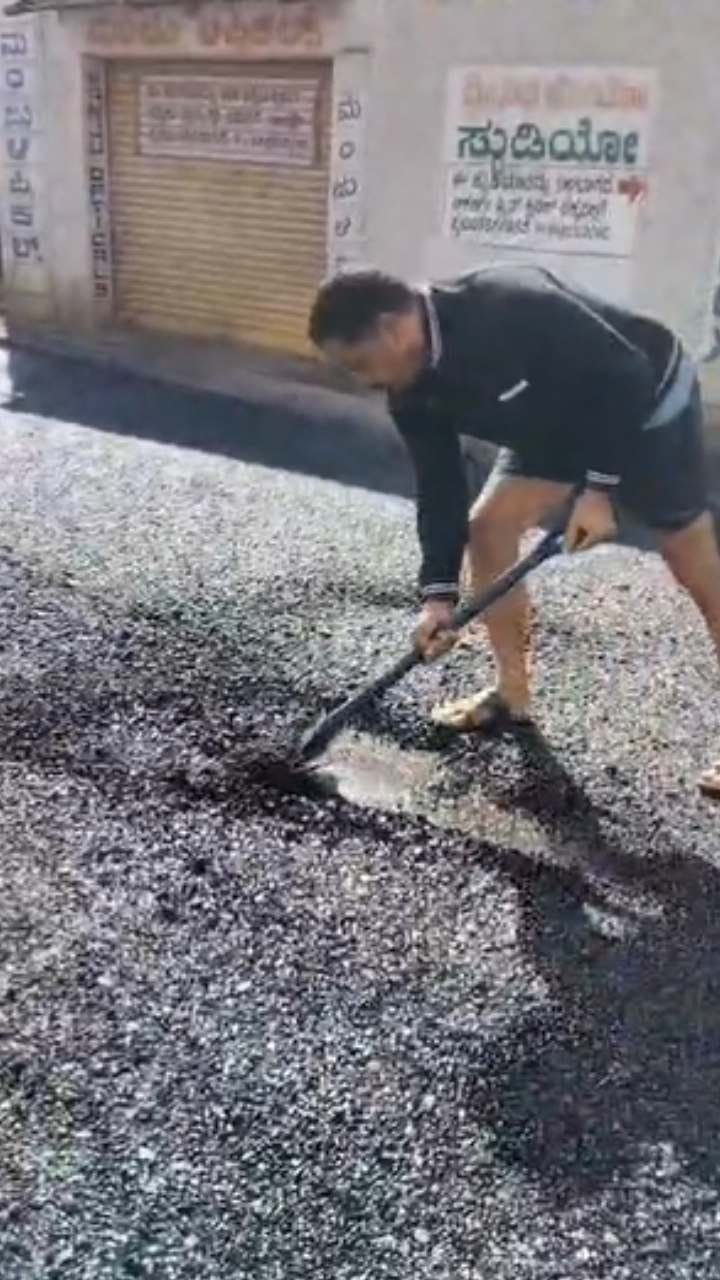 ರಸ್ತೆಗೆ ಕಳಪೆ ಡಾಂಬರ್: ಕಾಲಲ್ಲೇ ಕಿತ್ತ ಸ್ಥಳಿಯರು