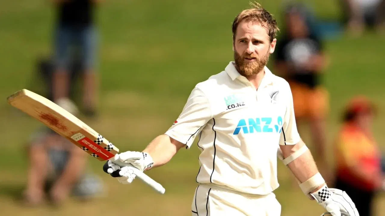 ಬರೋಬ್ಬರಿ 1 ವರ್ಷಗಳ ಬಳಿಕ ಕೇನ್ ವಿಲಿಯಮ್ಸನ್ (Kane Williamson) ಟೆಸ್ಟ್​ ಕ್ರಿಕೆಟ್​ಗೆ ಮರಳಿದ್ದಾರೆ. ಈ ಮರಳುವಿಕೆಯ ಪಂದ್ಯದಲ್ಲೇ ಆಕರ್ಷಕ ಅರ್ಧಶತಕ ಬಾರಿಸಿ ವಿಶೇಷ ದಾಖಲೆಯನ್ನು ಸಹ ನಿರ್ಮಿಸಿದ್ದಾರೆ. ಈ ಮೂಲಕ ಟೆಸ್ಟ್ ಇತಿಹಾಸದಲ್ಲೇ ಈ ಸಾಧನೆ ಮಾಡಿದ ನ್ಯೂಝಿಲೆಂಡ್​ನ ಏಕೈಕ ಬ್ಯಾಟರ್ ಎನಿಸಿಕೊಂಡಿದ್ದಾರೆ.