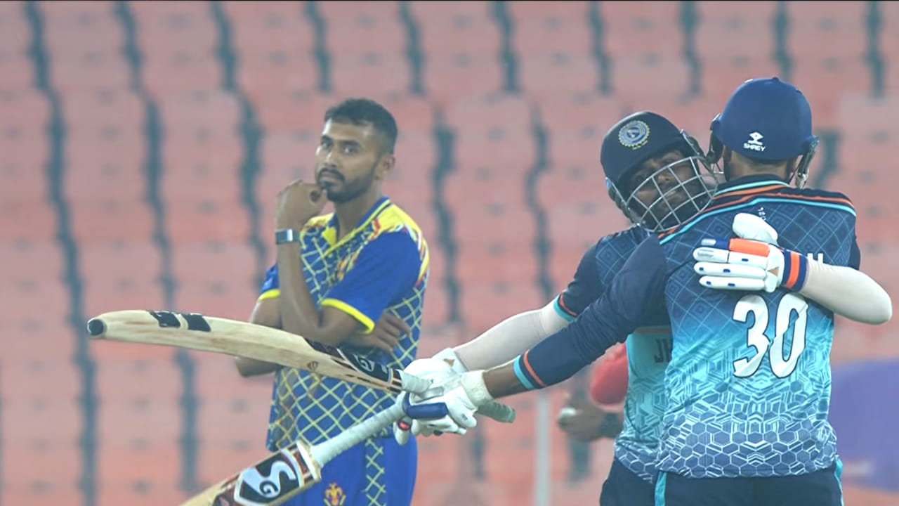 ವಿಜಯ್ ಹಜಾರೆ ಟ್ರೋಫಿಯಲ್ಲಿ ಕರ್ನಾಟಕ ಹಾಗೂ ಜಾರ್ಖಂಡ್ ತಂಡಗಳು ಅಹಮದಾಬಾದ್​ನ ನರೇಂದ್ರ ಮೋದಿ ಮೈದಾನದಲ್ಲಿ ಮುಖಾಮುಖಿಯಾಗಿವೆ. ಈ ಪಂದ್ಯದಲ್ಲಿ ಮೊದಲು ಬ್ಯಾಟಿಂಗ್‌ ಮಾಡಿದ ಜಾರ್ಖಂಡ್ ತಂಡ ಬರೋಬ್ಬರಿ 412 ರನ್ ಕಲೆಹಾಕಿದೆ. ಈ ಗುರಿ ಬೆನ್ನಟ್ಟಿರುವ ಕರ್ನಾಟಕ ಕೂಡ ಸವಾಲಿನ ಪ್ರದರ್ಶನ ನೀಡುತ್ತಿದೆ.
