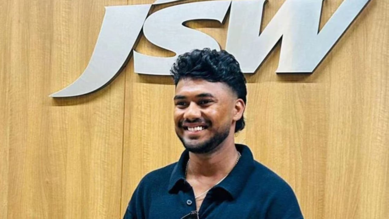 ಮೂಲ ಬೆಲೆ 30 ಲಕ್ಷ ರೂಗಳೊಂದಿಗೆ ಹರಾಜಿಗೆ ಬಂದ ಕಾರ್ತಿಕ್ಗಾಗಿ ಮೊದಲು ಮುಂಬೈ ಬಿಡ್ ಮಾಡಿತು. ಆ ಬಳಿಕ ಲಕ್ನೋ, ಸಿಎಸ್ಕೆ ನಡುವೆ ಪೈಪೋಟಿ ನಡೆಯಿತು. ಲಕ್ನೋ ಹೊರಬಿದ್ದ ಬಳಿಕ ಕೆಕೆಆರ್ ಎಂಟ್ರಿಕೊಟ್ಟಿತು. ಕೆಕೆಆರ್ ಹೊರಬಿದ್ದ ಬಳಿಕ ಹೈದರಾಬಾದ್ ಬಿಡ್ ಮಾಡಿತು. ಅಂತಿಮವಾಗಿ ಸಿಎಸ್ಕೆ ಈ ಬಿಡ್ ಗೆಲ್ಲುವಲ್ಲಿ ಯಶಸ್ವಿಯಾಯಿತು.