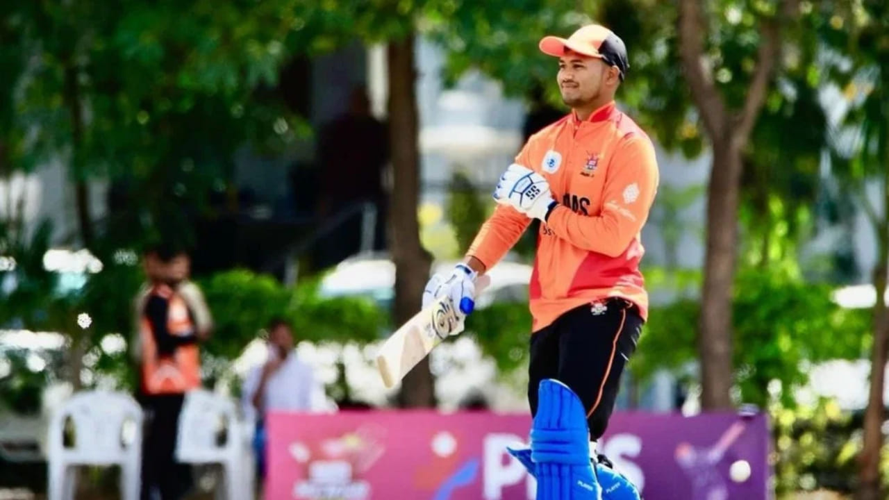 ಕಾರ್ತಿಕ್ ಶರ್ಮಾ ಇದುವರೆಗೆ 12 ಪಂದ್ಯಗಳನ್ನು ಆಡಿದ್ದು, 30.36 ಸರಾಸರಿಯಲ್ಲಿ 334 ರನ್ ಗಳಿಸಿದ್ದಾರೆ. ಇದರಲ್ಲಿ 16 ಬೌಂಡರಿಗಳು ಮತ್ತು 28 ಸಿಕ್ಸರ್ಗಳು ಸೇರಿವೆ. ಹಾಗೆಯೇ 8 ಲಿಸ್ಟ್ ಎ ಪಂದ್ಯಗಳಲ್ಲಿ 3 ಶತಕಗಳು ಸೇರಿದಂತೆ 479 ರನ್ ಗಳಿಸಿದ್ದಾರೆ. ಕಾರ್ತಿಕ್ ಶರ್ಮಾ ಟೀಂ ಇಂಡಿಯಾ ಆಟಗಾರ ದೀಪಕ್ ಚಾಹರ್ ಅವರ ತಂದೆ ನಡೆಸುತ್ತಿರುವ ಅಕಾಡೆಮಿಯಲ್ಲಿ ಅಭ್ಯಾಸ ಮಾಡುತ್ತಾರೆ ಎಂಬುದು ಗಮನಿಸಬೇಕಾದ ಸಂಗತಿ.