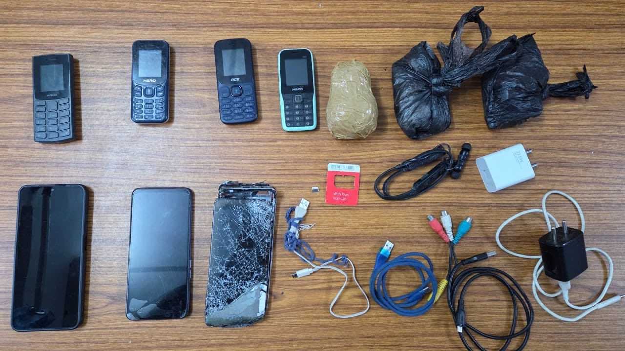 ಮತ್ತೊಮ್ಮೆ ಸುದ್ದಿಯಾದ ಕಾರವಾರ ಕಾರಾಗೃಹ; ಕೈದಿಗಳ ಬಳಿ ಏಳು ಮೊಬೈಲ್ ಪತ್ತೆ ಮತ್ತೊಮ್ಮೆ ಸುದ್ದಿಯಾದ ಕಾರವಾರ ಕಾರಾಗೃಹ; ಕೈದಿಗಳ ಬಳಿ ಏಳು ಮೊಬೈಲ್ ಪತ್ತೆ