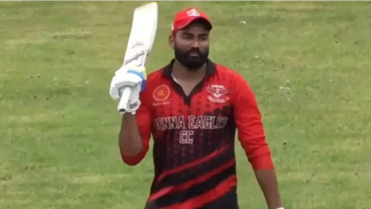 ಇದಕ್ಕೂ ಮುನ್ನ ಈ ವಿಶ್ವ ದಾಖಲೆ ಆಸ್ಟ್ರೀಯಾದ 30 ವರ್ಷದ ಕರನ್ಬೀರ್ ಸಿಂಗ್ ಹೆಸರಿನಲ್ಲಿತ್ತು. 2025 ರಲ್ಲಿ 32 ಪಂದ್ಯಗಳನ್ನಾಡಿರುವ ಕರನ್ಬೀರ್ ಸಿಂಗ್ 50 ಕ್ಕಿಂತ ಹೆಚ್ಚು ಸಿಕ್ಸ್ ಸಿಡಿಸಿ ವರ್ಲ್ಡ್ ರೆಕಾರ್ಡ್ ನಿರ್ಮಿಸಿದ್ದರು. ಇದೀಗ ಈ ದಾಖಲೆಯನ್ನು ಅಭಿಷೇಕ್ ಶರ್ಮಾ ಅಳಿಸಿ ಹಾಕಿದ್ದಾರೆ.