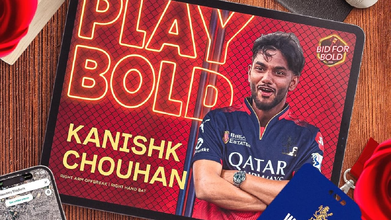 ಕಾನಿಷ್ಕ್ ಚೌಹಾನ್: ಭಾರತ ಅಂಡರ್-19 ತಂಡವನ್ನು ಪ್ರತಿನಿಧಿಸಿರುವ ಹರ್ಯಾಣದ 19 ವರ್ಷದ ಆಲ್ ರೌಂಡರ್ ಕಾನಿಷ್ಕ್ ಚೌಹಾನ್ ಅವರನ್ನು ಆರ್​ಸಿಬಿ 30 ಲಕ್ಷ ರೂ. ಮೂಲ ಬೆಲೆಗೆ ಖರೀದಿಸಿದೆ. ಅದರಂತೆ ಮುಂಬರುವ ಸೀಸನ್‌ನಲ್ಲಿ ಕಾನಿಷ್ಕ್ ಆರ್​ಸಿಬಿ ತಂಡದಲ್ಲಿ ಕಾಣಿಸಿಕೊಳ್ಳಲಿದ್ದಾರೆ.
