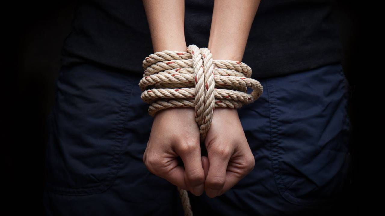 ಹಾಪುರ್: ಸ್ನೇಹಿತೆಯ ತಂದೆ ಹಾಗೂ ಆತನ ಸ್ನೇಹಿತರಿಂದ 14 ವರ್ಷದ ಬಾಲಕಿ ಮೇಲೆ ಸಾಮೂಹಿಕ ಅತ್ಯಾಚಾರ