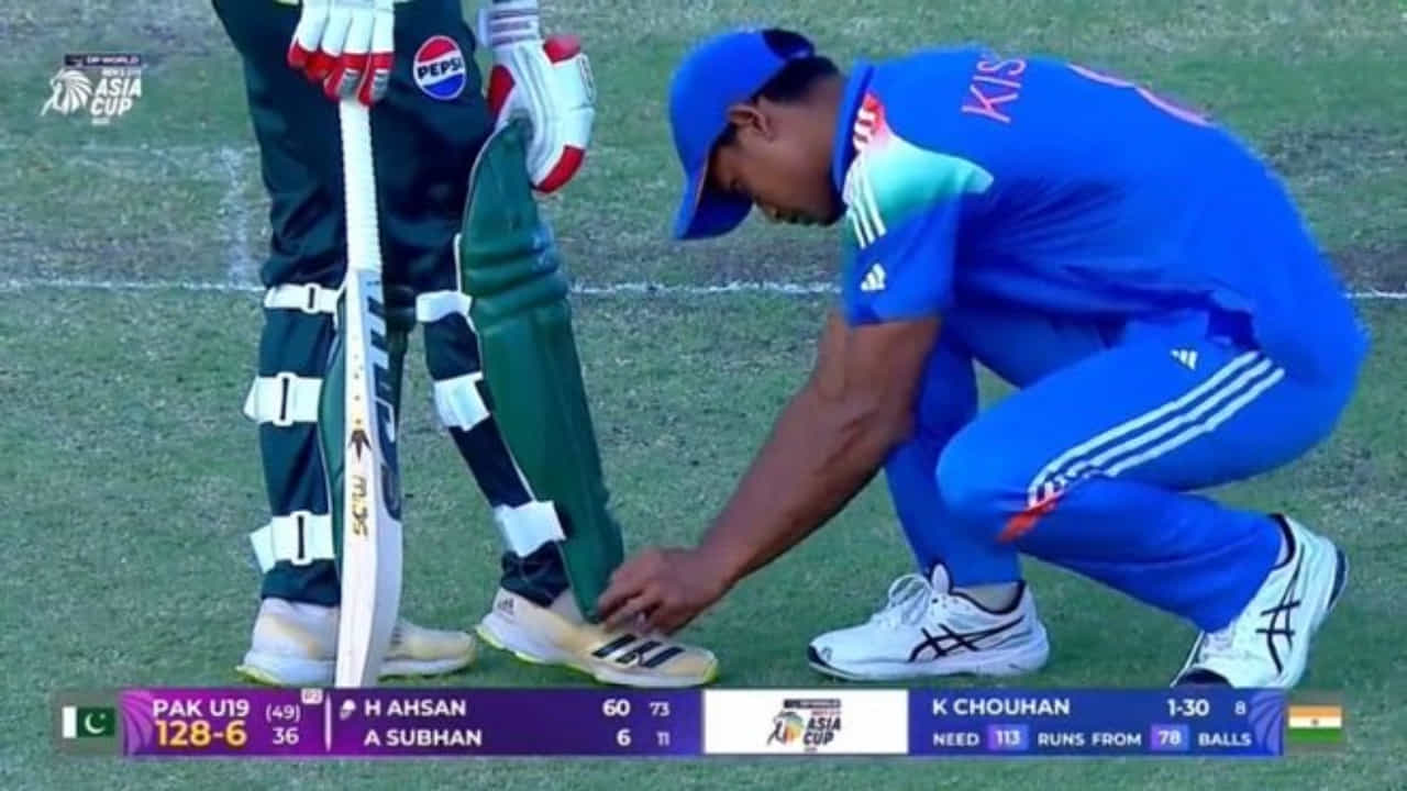 ಪಾಕ್ ಆಟಗಾರನ ಶೂಲೇಸ್ ಕಟ್ಟಿದ ಕಿಶನ್; ಕ್ರೀಡಾ ಸ್ಫೂರ್ತಿ ಮೆರೆದ ಹೆಮ್ಮೆಯ ಭಾರತೀಯ