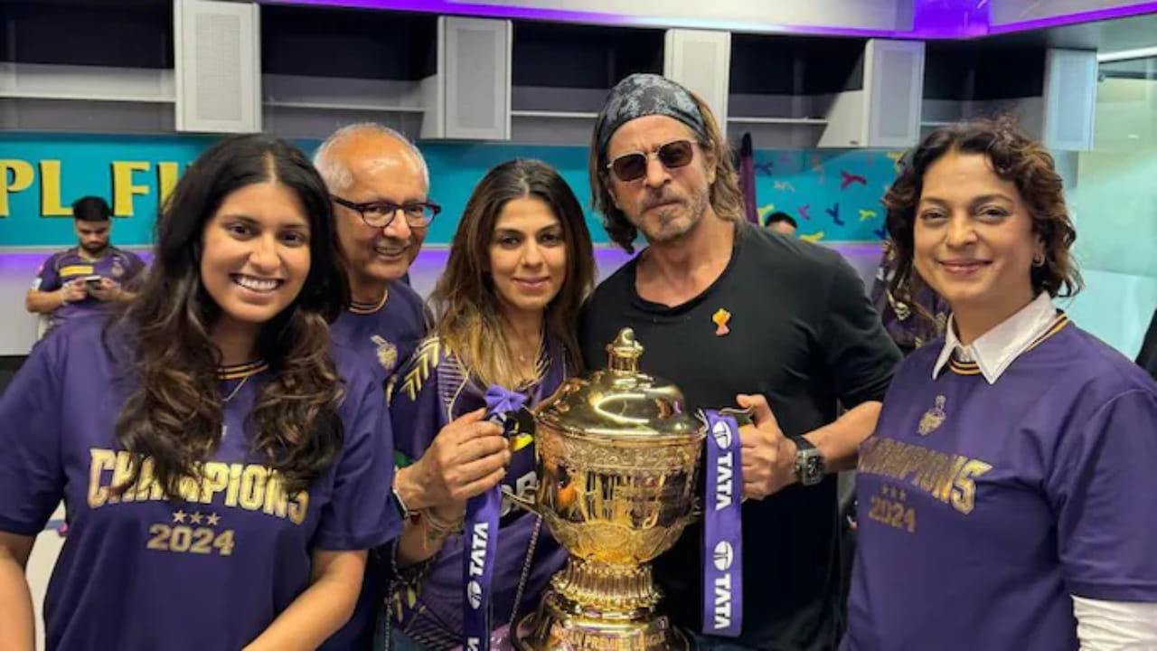 2026 ರ ಐಪಿಎಲ್ ಮಿನಿ ಹರಾಜಿನ ನಂತರ, ಕೋಲ್ಕತ್ತಾ ನೈಟ್ ರೈಡರ್ಸ್ ತಂಡ ಸಾಕಷ್ಟು ಟೀಕೆಗೆ ಗುರಿಯಾಗಿದೆ. ಅಷ್ಟಕ್ಕೂ ಬಾಲಿವುಡ್ ಬಾದ್​​ಶಾ ಶಾರುಖ್ ಖಾನ್ ಒಡೆತನದ ಕೆಕೆಆರ್ ತಂಡ ನೆಟ್ಟಿಗರ ಕೆಂಗಣ್ಣಿಗೆ ಗುರಿಯಾಗಲು ಕಾರಣವೇನು ಎಂದರೆ, ಮಿನಿ ಹರಾಜಿನಲ್ಲಿ ಅದೊಂದು ದೇಶದ ಆಟಗಾರನನ್ನು ತನ್ನ ತಂಡಕ್ಕೆ ಖರೀದಿಸಿದ್ದು.
