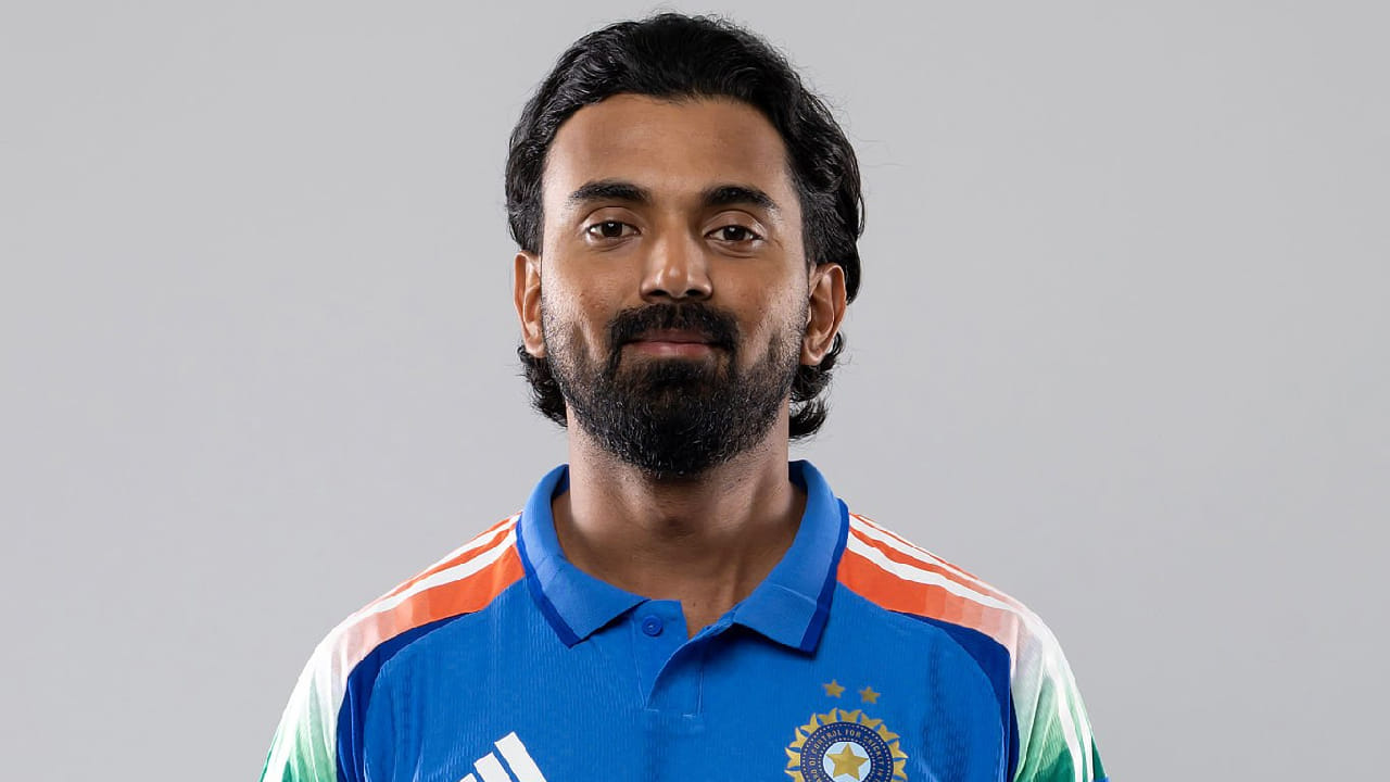 ಕೆಎಲ್ ರಾಹುಲ್: ಸೌತ್ ಆಫ್ರಿಕಾ ವಿರುದ್ಧದ ಏಕದಿನ ಸರಣಿಯಲ್ಲಿ ಭಾರತ ತಂಡವನ್ನು ಕೆಎಲ್ ರಾಹುಲ್ ಮುನ್ನಡೆಸಿದ್ದರು. ಇದಾಗ್ಯೂ ಟಿ20 ಸರಣಿಗೆ ರಾಹುಲ್​ಗೆ ಅವಕಾಶ ನೀಡಲಾಗಿಲ್ಲ. ಹೀಗಾಗಿ ಐದು ಮ್ಯಾಚ್​​ಗಳ ಸರಣಿಯಲ್ಲಿ ಕೆಎಲ್ ರಾಹುಲ್ ಕೂಡ ಕಾಣಿಸಿಕೊಳ್ಳುವುದಿಲ್ಲ.