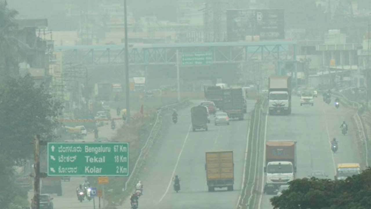 ಬಿಸಲಿನ ತಾಪಕ್ಕೆ ಸದ್ಯ ಬಣಗೂಡುತ್ತಿದ್ದ ಬಯಲು ಸೀಮೆಯ ಜನ, ಕಳೆದ ಕೆಲವು ದಿನಗಳಿಂದ ಹವಾಮಾನ ವೈಪರೀತ್ಯದಿಂದಾಗಿ ಥಂಡಿ ಮತ್ತು ಕೊರೆಯುವ ಚಳಿ ಇಬ್ಬನಿಯ ವಾತಾವರಣಕ್ಕೆ ಚಡಪಡಿಸುತ್ತಿದ್ದಾರೆ, ಜೊತೆಗೆ ಬಯಲು ಸೀಮೆಯಲ್ಲಿ ಊಟಿಯ ವಾತಾವರಣ ಸೃಷ್ಟಿಯಾಗಿದ್ದು ಜನರು ಎಂಜಾಯ್ ಮಾಡುತ್ತಿದ್ದಾರೆ.