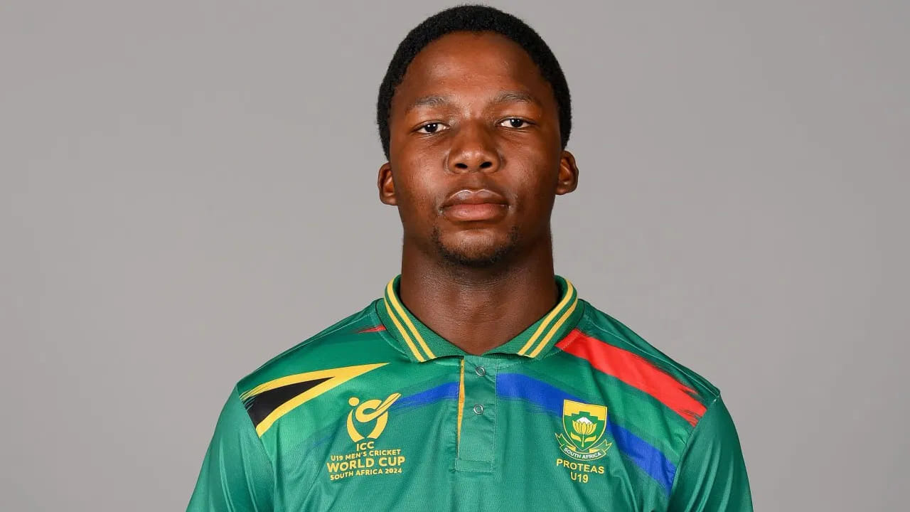 ಕ್ವೆನಾ ಮಫಕಾ: ಸೌತ್ ಆಫ್ರಿಕಾ ತಂಡದ ಯುವ ವೇಗಿ ಕ್ವೆನಾ ಮಫಕಾ ಎಡ ಮಂಡಿರಜ್ಜು ಸ್ನಾಯುವಿನ ಗಾಯದಿಂದ ಇನ್ನೂ ಸಹ ಚೇತರಿಸಿಕೊಂಡಿಲ್ಲ. ಹೀಗಾಗಿ ಅವರನ್ನು ಸಹ ಸೌತ್ ಆಫ್ರಿಕಾ ಟಿ20 ತಂಡದಿಂದ ಕೈ ಬಿಡಲಾಗಿದೆ. ಅವರ ಬದಲಿಗೆ ವೇಗದ ಬೌಲರ್ ಲುಥೊ ಸಿಪಾಮ್ಲಾ ಅವರನ್ನು ತಂಡಕ್ಕೆ ಸೇರಿಸಲಾಗಿದೆ. ಅದರಂತೆ ಭಾರತದ ವಿರುದ್ಧದ ಟಿ20 ಸರಣಿಗೆ ಸೌತ್ ಆಫ್ರಿಕಾ ತಂಡ ಈ ಕೆಳಗಿನಂತಿದೆ...