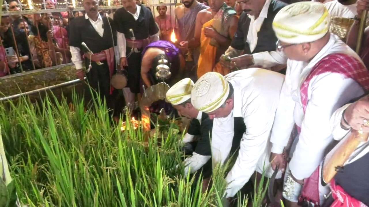 ಕೊಡಗು ಜಿಲ್ಲೆಯಾದ್ಯಂತ ಈಗ ಹುತ್ತರಿ ಹಬ್ಬದ ಸಂಭ್ರಮ ಮನೆ ಮಾಡಿದೆ. ಕೊಡಗಿನಲ್ಲಿ ಆಚರಿಸುವ ಕೆಲವು ಹಬ್ಬಗಳಲ್ಲಿ ಹುತ್ತರಿ ಹಬ್ಬ ಬಹಳ ಪ್ರಮುಖ. ಕೊಡಗಿನ ಸುಗ್ಗಿಹಬ್ಬ ಎಂದೇ ಹೆಸರಾಗಿರುವ ಹುತ್ತರಿ ಹಬ್ಬವನ್ನು ಮನೆಮನೆಗಳಲ್ಲಿ ವಿಶೇಷವಾಗಿ ಆಚರಣೆ ಮಾಡಲಾಗುತ್ತಿದೆ. ಧಾನ್ಯಲಕ್ಷ್ಮಿಗೆ ಭಕ್ತಿ ಭಾವದೊಂದಿಗೆ ಭತ್ತದ ಗದ್ದೆಯಿಂದ ಮನೆಗಳಿಗೆ ತಂದು ತುಂಬಿಸಿಕೊಳ್ಳುವ ವಿಶೇಷ ಹಬ್ಬ ಹುತ್ತರಿ. ಕೊಡಗಿನವರ ಜನಪದ ಕಲೆಗಳು ಅನಾವರಣವಾಗುವುದು ಕೂಡ ಇದೇ ಹಬ್ಬದಲ್ಲಿ.