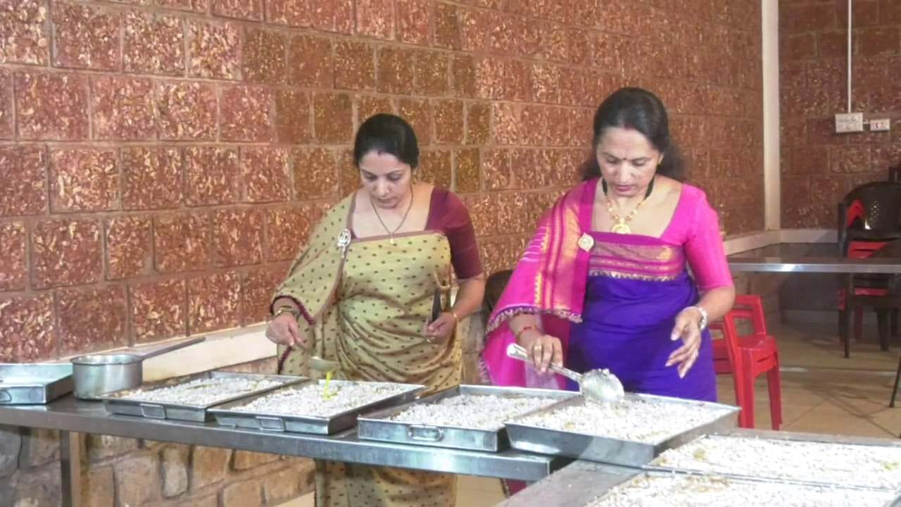 ಹಬ್ಬದ ದಿನ ಮೊದಲು ಮನೆಯಲ್ಲಿ ನೆರೆಕಟ್ಟಿ ,ದೇವರಿಗೆ ನೈವೇಧ್ಯ ಅರ್ಪಿಸಿ ಹಿರಿಯರ ಮೂಲಕ ಮೆರವಣಿಗೆಯಲ್ಲಿ ಭತ್ತದ ಗದ್ದೆಗೆ ತೆರಳಲಾಗುತ್ತದೆ. ಇಲ್ಲಿ ಭತ್ತದ ಗದ್ದೆಗೆ ಪೂಜೆ ಮಾಡಿ ಗಾಳಿಯಲ್ಲಿ ಗುಂಡು ಹಾರಿಸಿ ಎಲ್ಲಾರು ಒಟ್ಟಾಗಿ ಭತ್ತದ ಕದಿರನ್ನು ಮನೆಗಳಿಗೆ ತರುತ್ತಾರೆ. ಮಹಿಳೆಯರು ಹಾಗೂ ಪುರುಷರು ತಮ್ಮ ಸಾಂಪ್ರದಾಯಿಕ ಉಡುಪಿನಲ್ಲಿ ಕದಿರು ಹಿಡಿದು ಪೊಲೀ...ಪೊಲೀ ದೇವಾ ಎಂದು ದೇವರನ್ನ ಸ್ಮರಿಸುತ್ತಾ ಮನೆಗಳಗೆ ಬರುವುದನ್ನು ನೋಡುವುದೇ ಕಣ್ಣಿಗೆ ಹಬ್ಬ.
