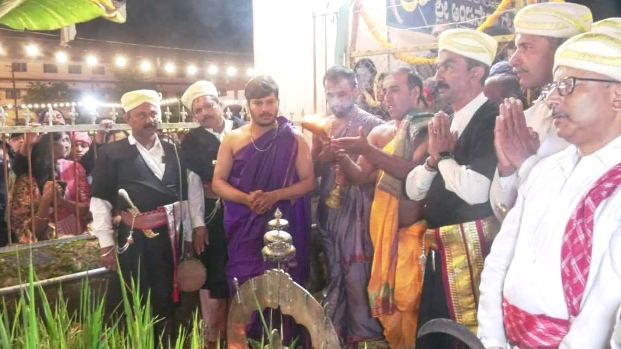 ಈ ಹಬ್ಬವನ್ನು ಜಿಲ್ಲೆಯ ಹಲವೆಡೆ ಹಗಲು ಆಚರಣೆ ಮಾಡಿದರೆ ಮತ್ತೆ ಕೆಲವೆಡೆ ರಾತ್ರಿ ಆಚರಣೆ ಮಾಡುತ್ತಾರೆ. ಇನ್ನೂ ಮನೆಗಳನ್ನು ಸುಣ್ಣ ಬಣ್ಣದಿಂದ ತಳಿರು ತೋರಣಗಳಿಂದ ಶೃಂಗಾರಗೊಳಿಸಲಾಗಿರುತ್ತದೆ. ಇಂದು ಕೊಡಗು ಜಿಲ್ಲೆಯಾದ್ಯಂತ  ಈ ಹಬ್ಬವನ್ನು ವಿಜೃಂಭಣೆಯಿಂದ ಆಚರಣೆ ಮಾಡಲಾಯಿತು. ಈ ಹಬ್ಬದಂದು ಸಾಂಪ್ರದಾಯಿಕ ಉಡುಪಿನಲ್ಲಿ  ಮಹಿಳೆಯರು ಮತ್ತು ಪುರುಷರು ಕಂಗೊಳಿಸಿದರೆ, ಮತ್ತೊಂದೆಡೆ ಗಾಳಿಯಲ್ಲಿ ಗುಂಡು ಹಾರಿಸಿ ಭತ್ತದ ಗದ್ದೆಗೆ ಪೂಜೆ ಸಲ್ಲಿಸುವುದರ ಮೂಲಕ ತಮ್ಮ ಸಂಸ್ಕೃತಿಯನ್ನು ಅನಾವರಣಗೊಳಿಸುತ್ತಾರೆ.
